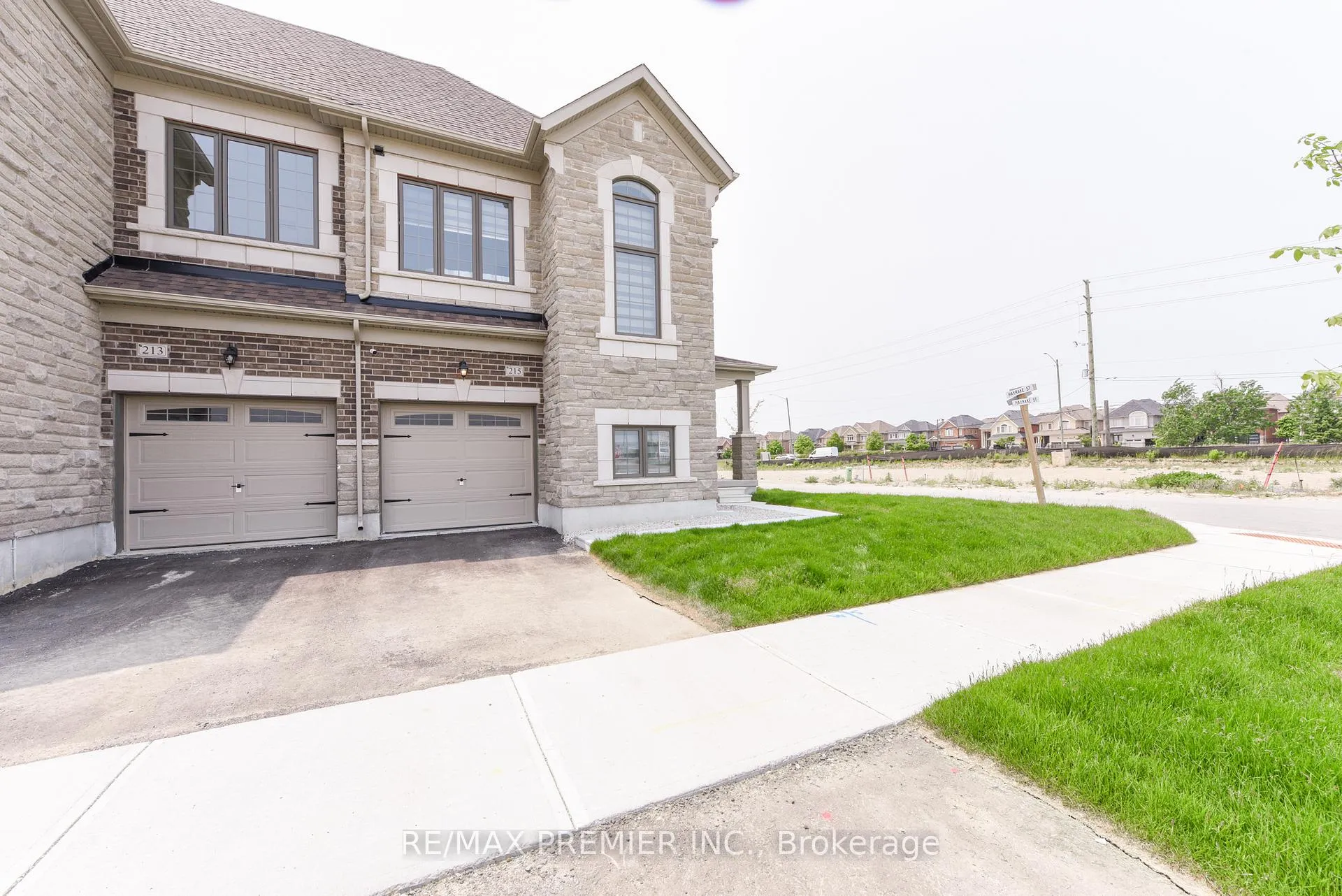 Photo 48 of 215 Hayrake Street, Brampton, Snelgrove — HOMEH