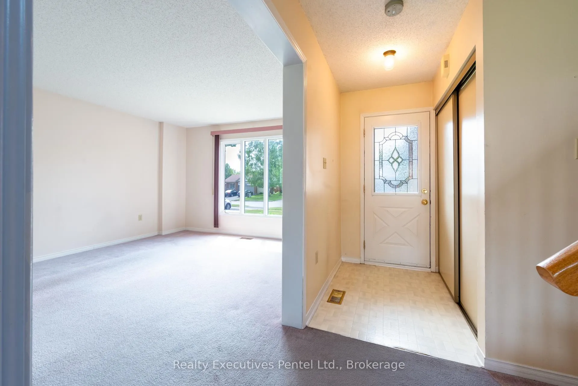 Photo 3 of 949 Cornell Crescent, Cobourg — HOMEH
