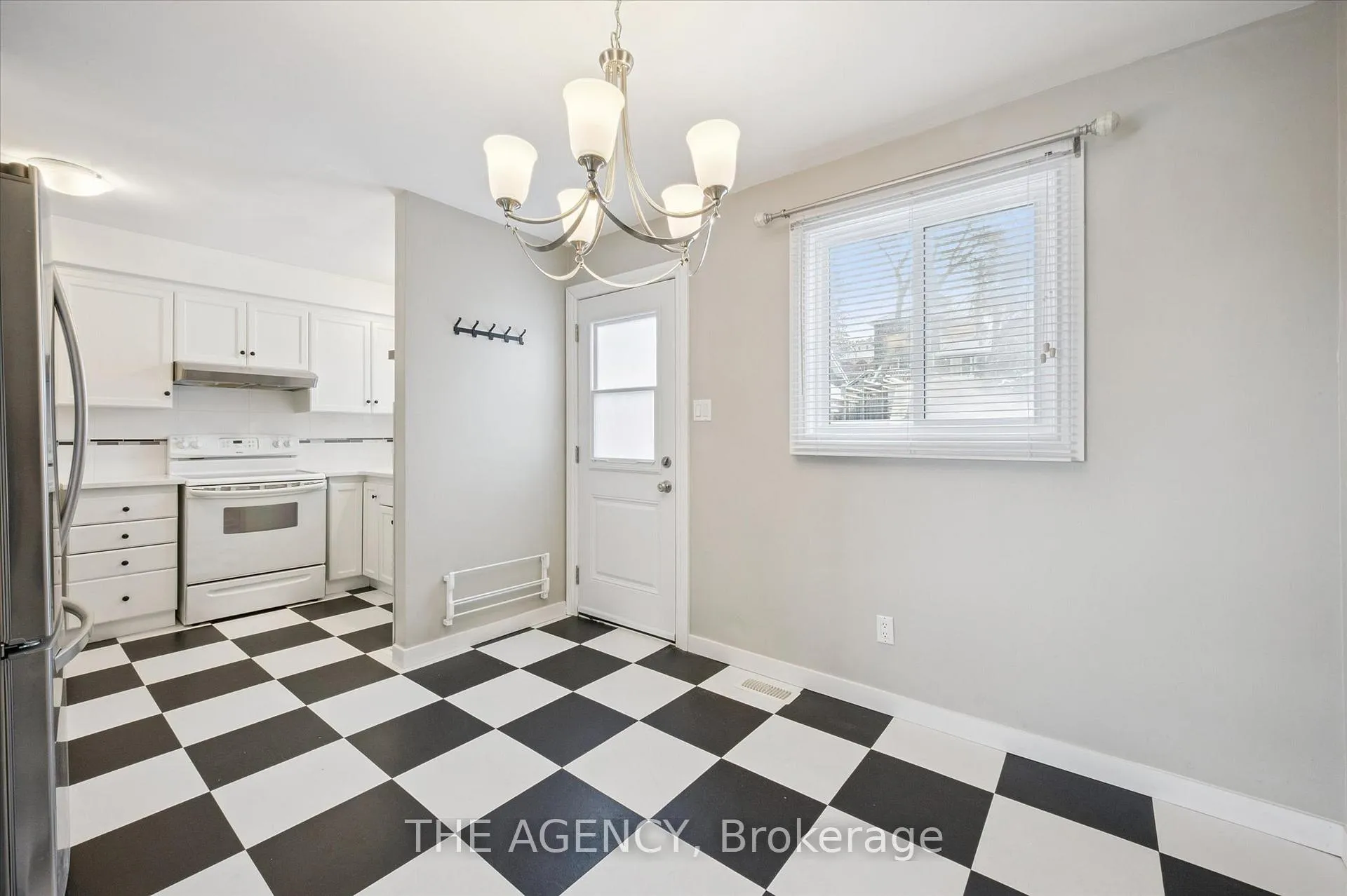 Photo 3 of 126 Queen Street E, Cambridge — HOMEH