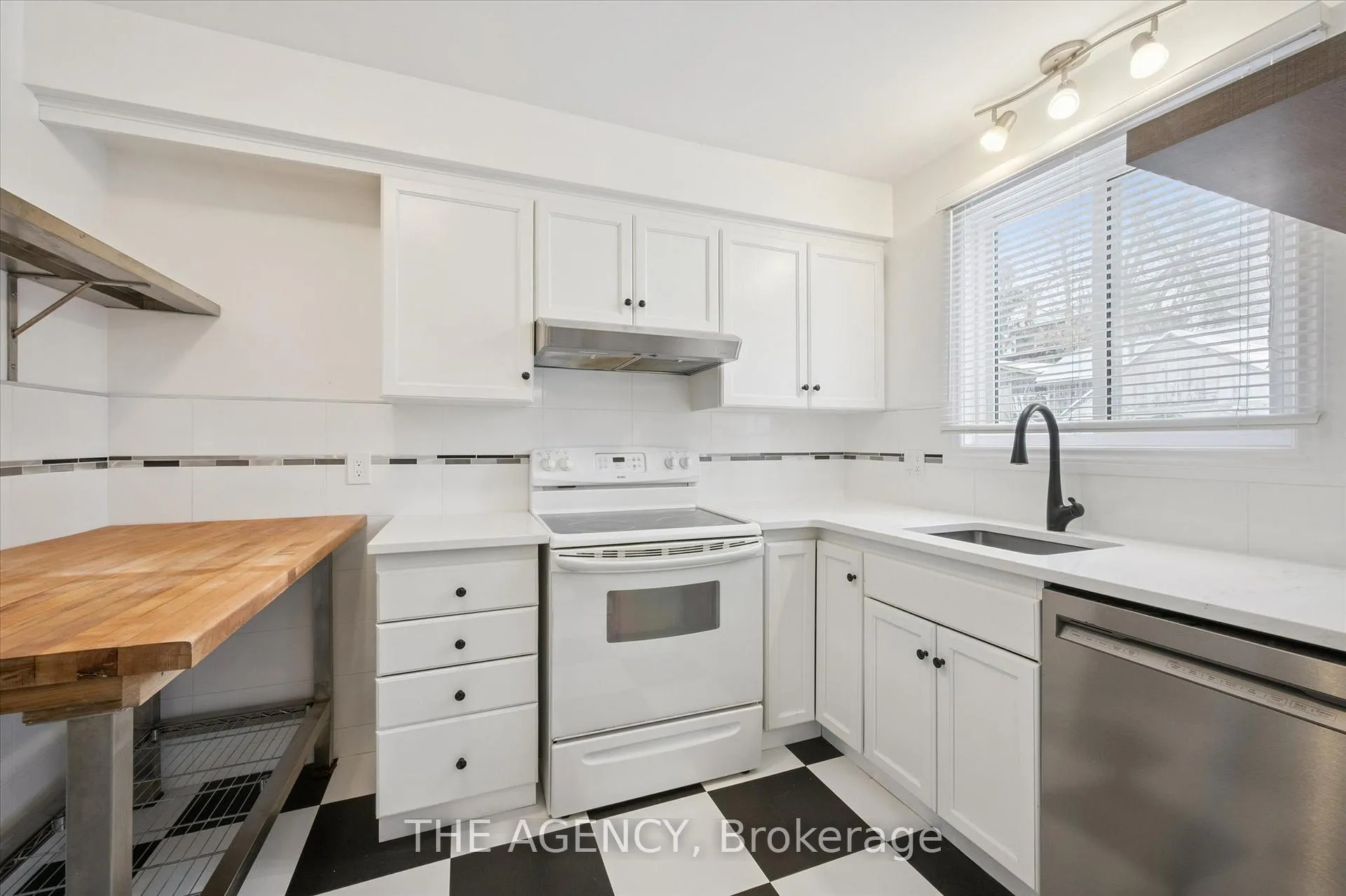 Photo 5 of 126 Queen Street E, Cambridge — HOMEH