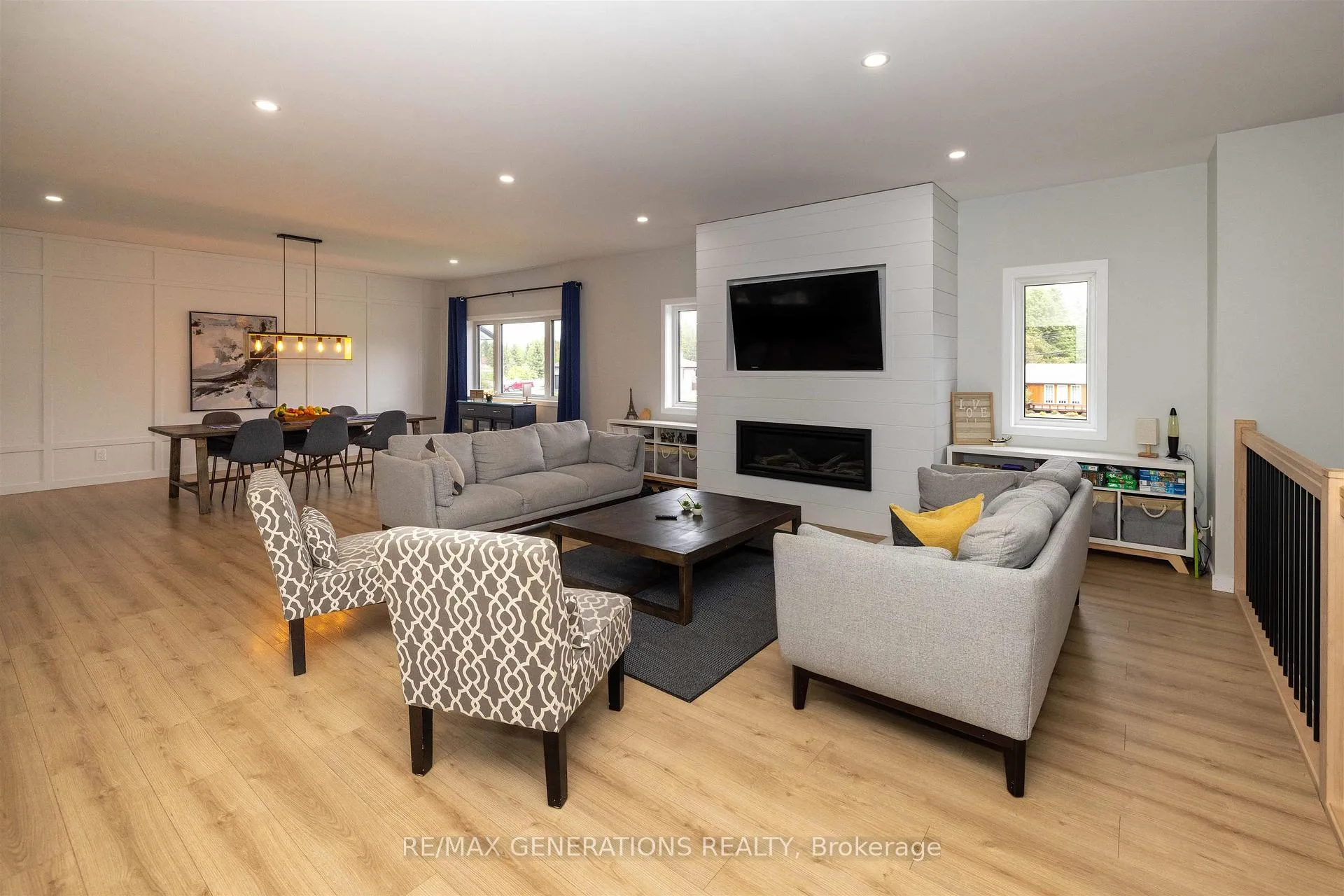 Photo 2 of 3281 Fairview Avenue, Thunder Bay, Rosslyn Road — HOMEH
