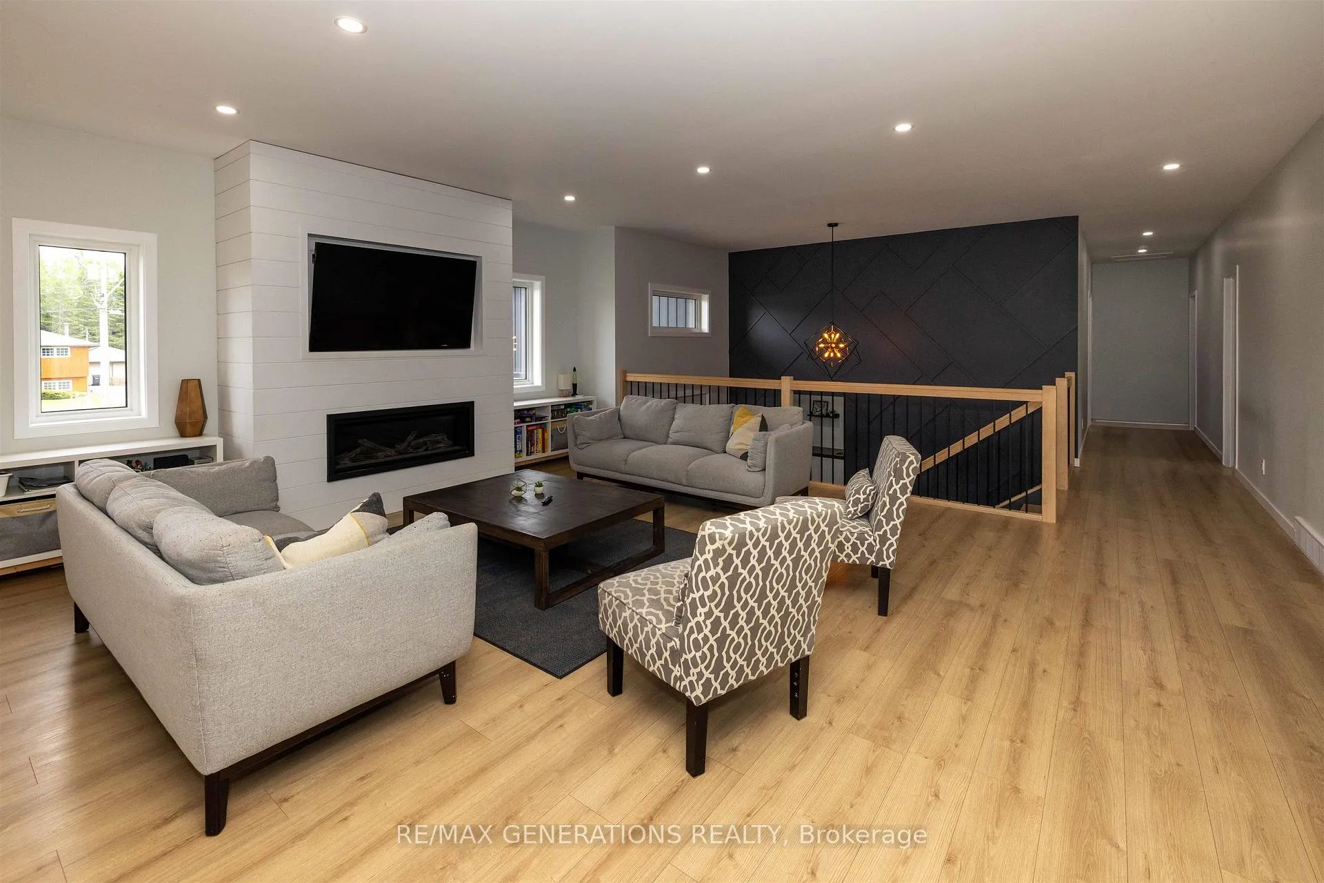 Photo 3 of 3281 Fairview Avenue, Thunder Bay, Rosslyn Road — HOMEH