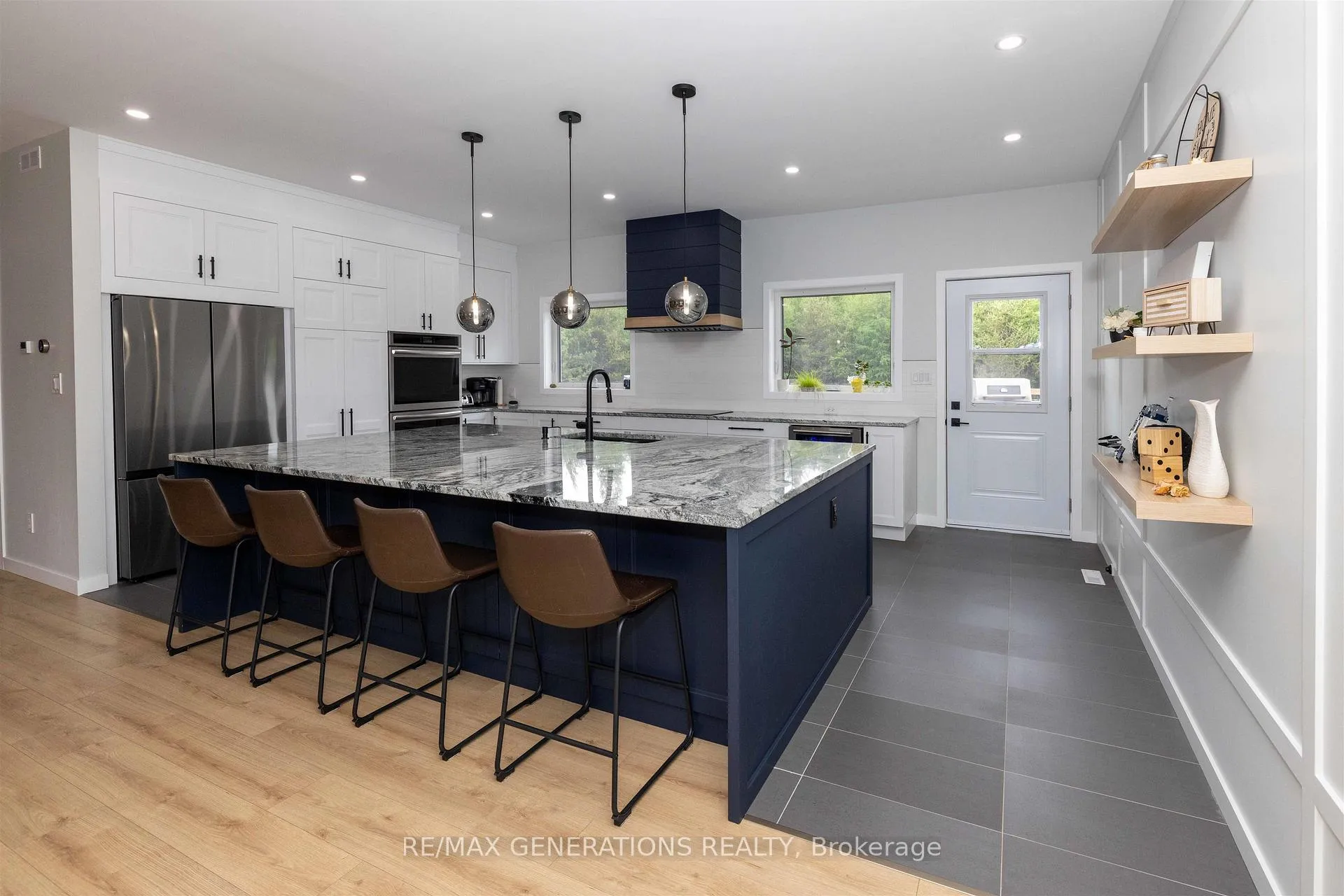 Photo 4 of 3281 Fairview Avenue, Thunder Bay, Rosslyn Road — HOMEH