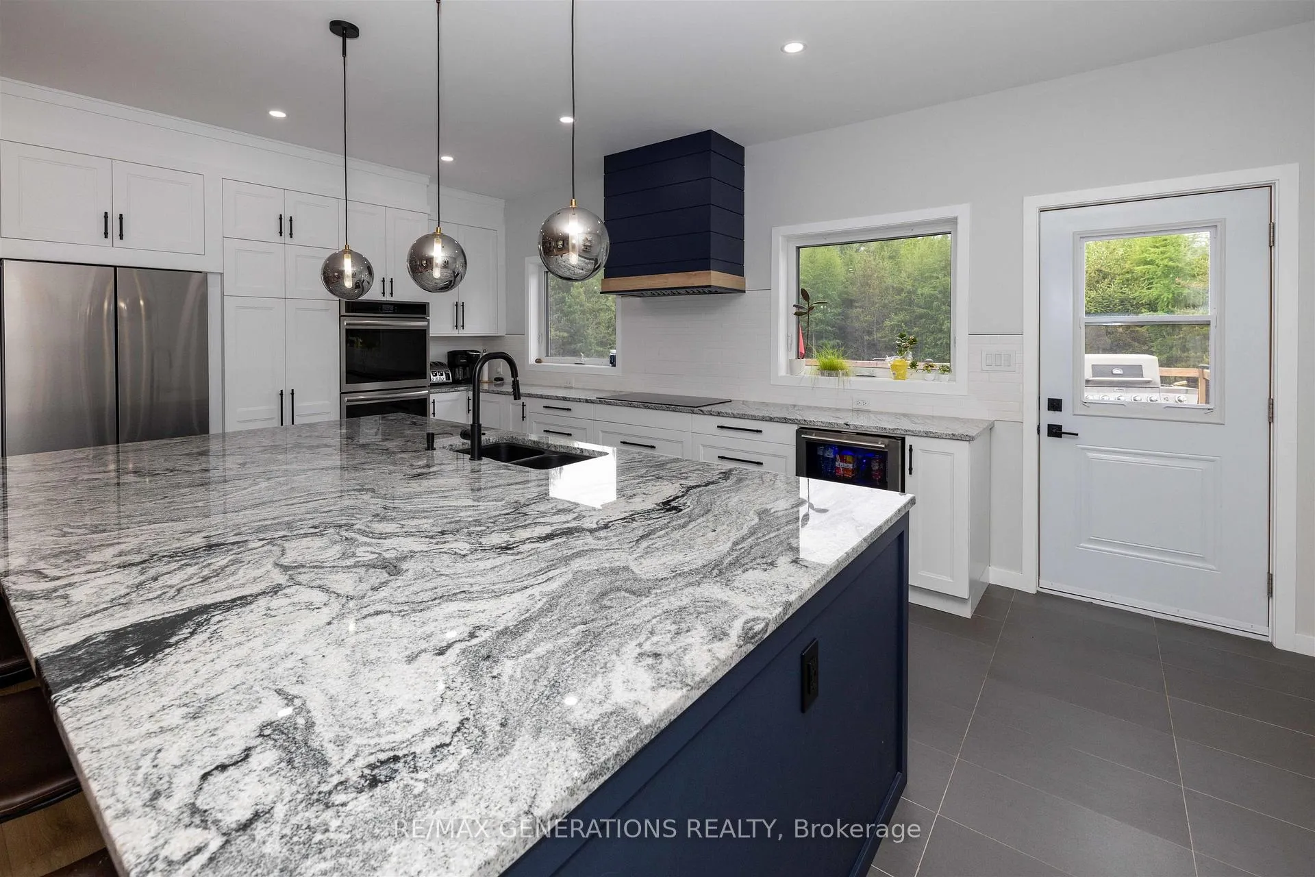 Photo 5 of 3281 Fairview Avenue, Thunder Bay, Rosslyn Road — HOMEH