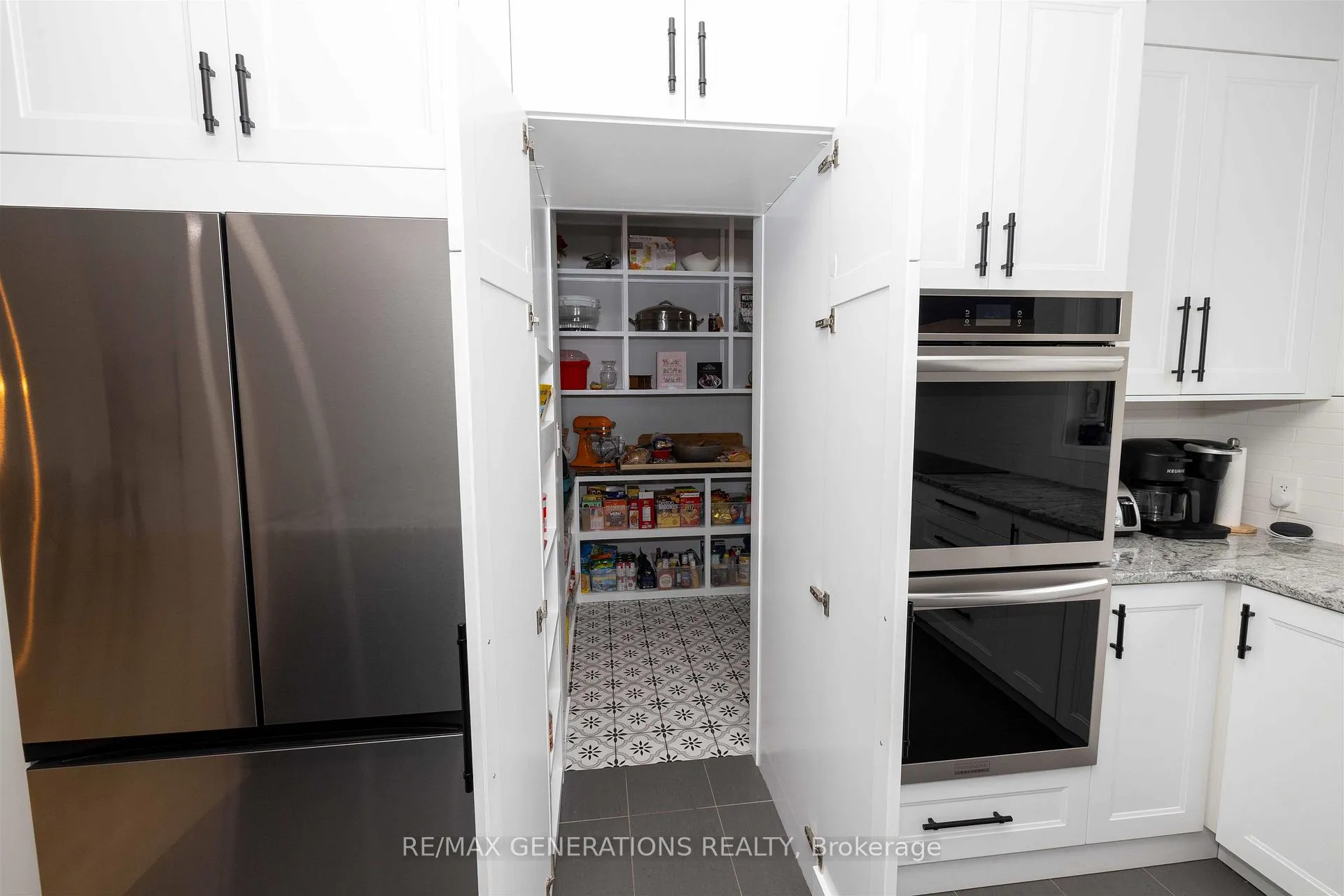 Photo 12 of 3281 Fairview Avenue, Thunder Bay, Rosslyn Road — HOMEH