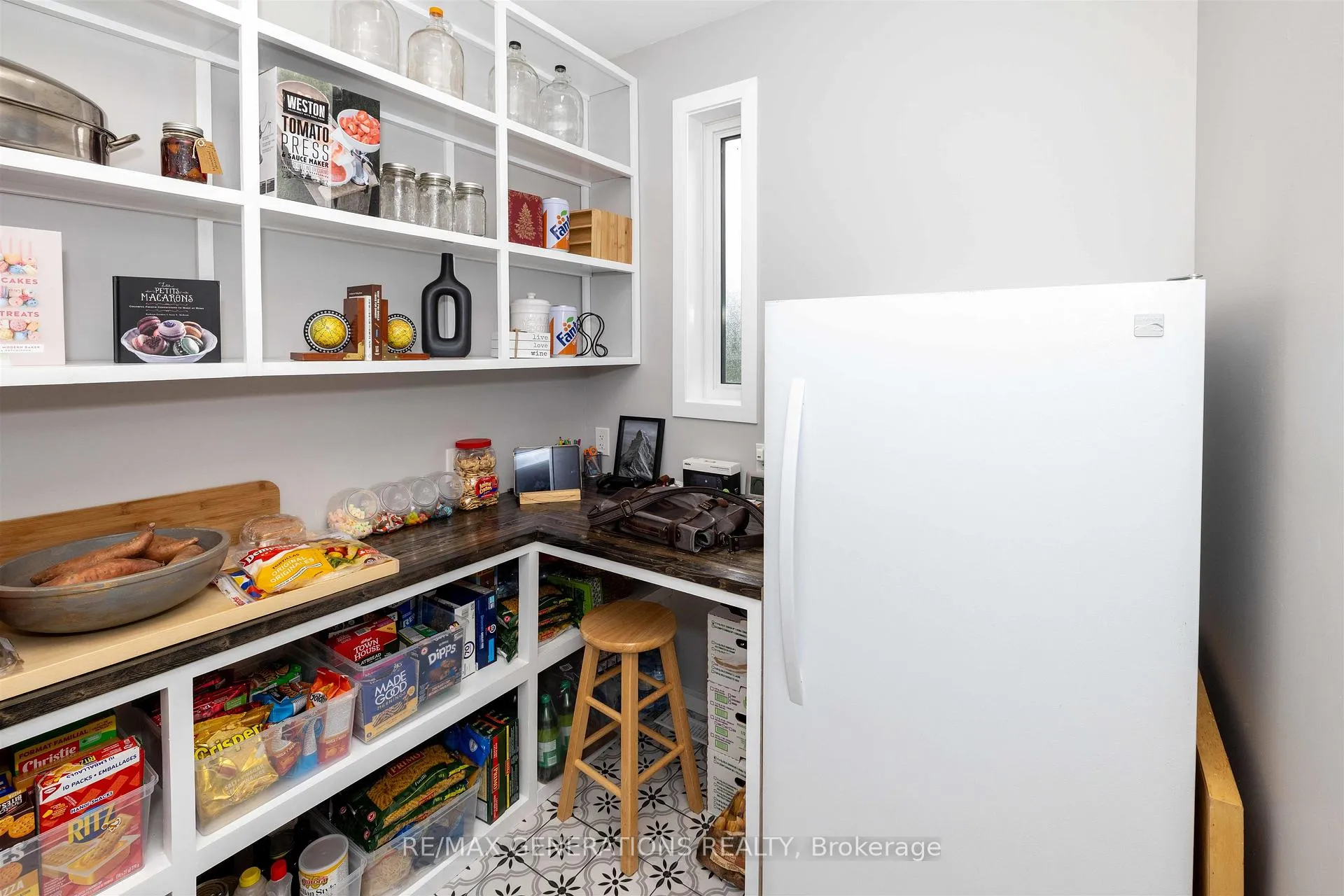 Photo 13 of 3281 Fairview Avenue, Thunder Bay, Rosslyn Road — HOMEH