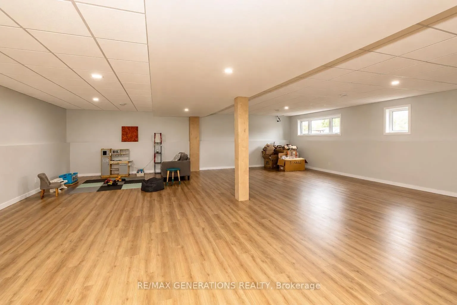 Photo 32 of 3281 Fairview Avenue, Thunder Bay, Rosslyn Road — HOMEH