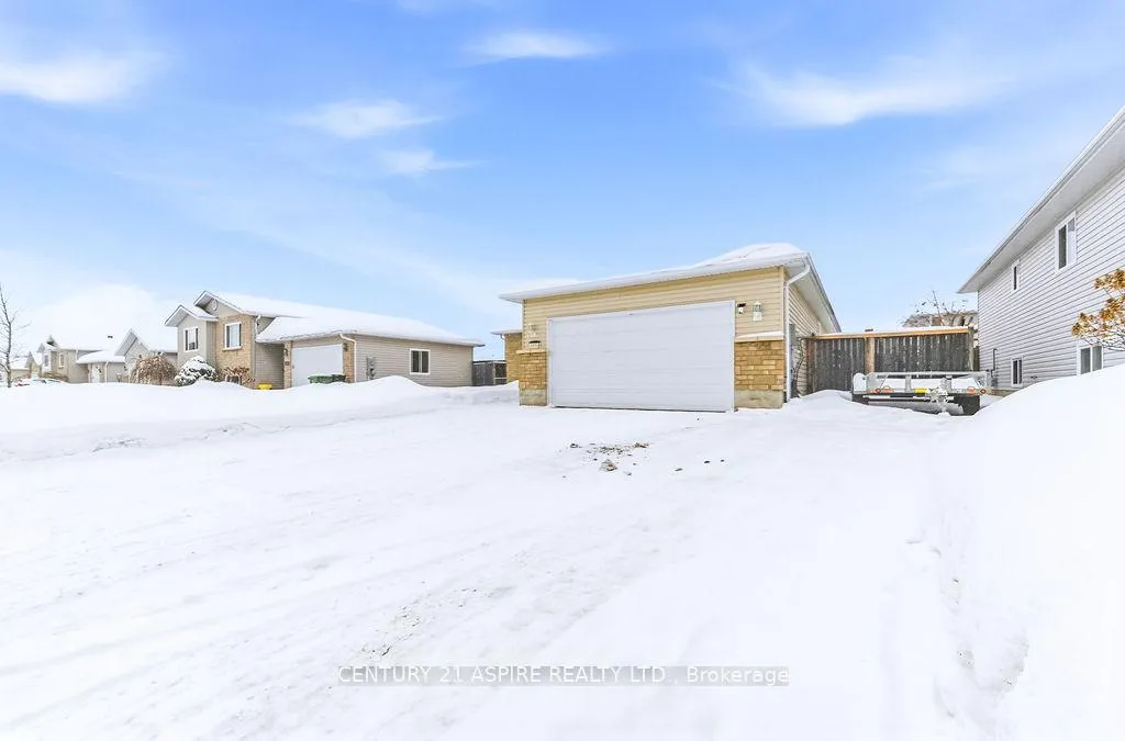 Photo 2 of 2036 Sandstone Crescent, Petawawa — HOMEH