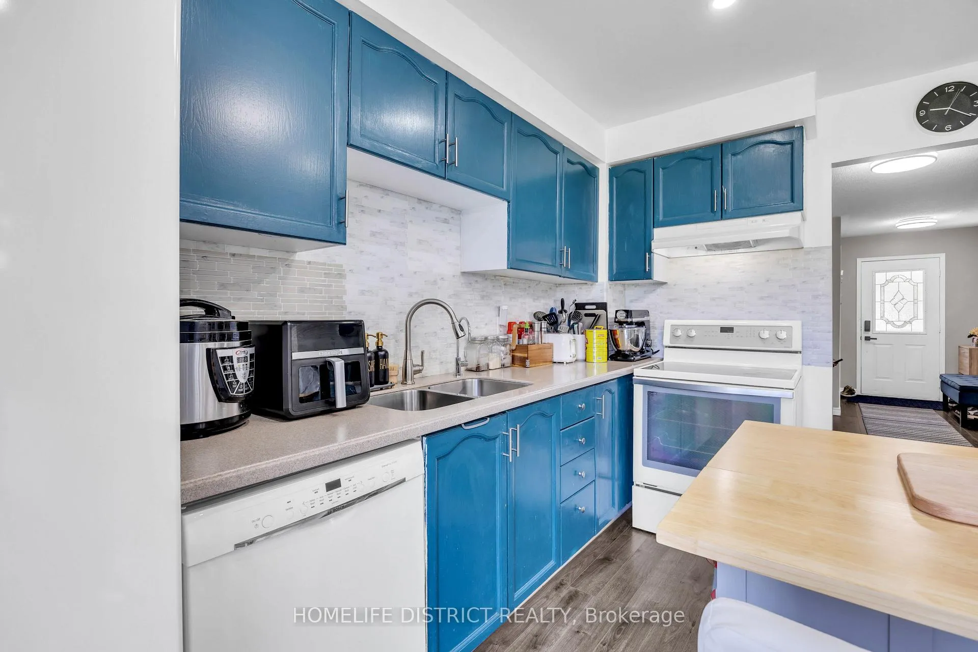 Photo 11 of 101 Champine Square, Clarington, Bowmanville — HOMEH