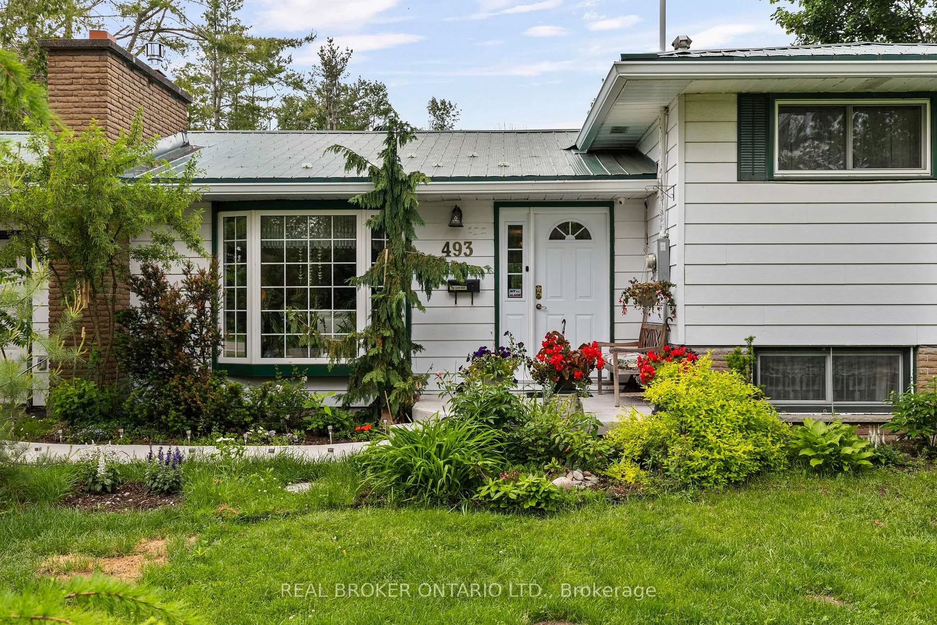 Photo 2 of 493 Bay Street, Orillia — HOMEH