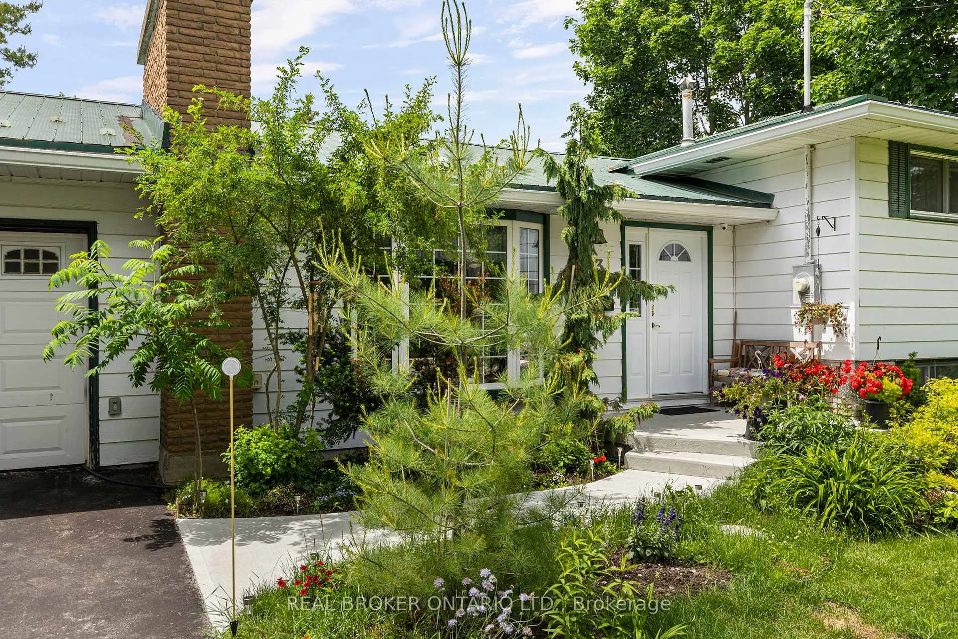 Photo 3 of 493 Bay Street, Orillia — HOMEH