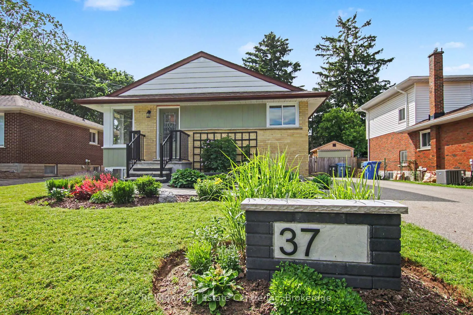 Photo 2 of 37 Ottawa Crescent, Guelph, St. George's — HOMEH