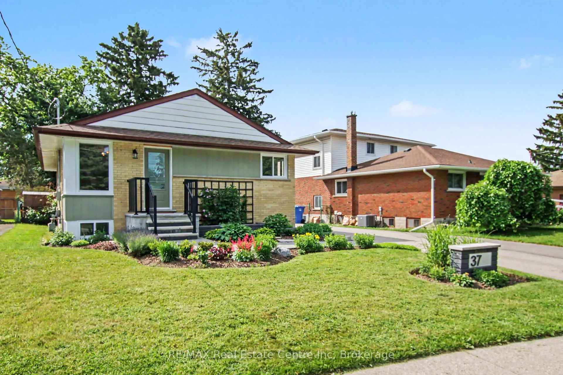 Photo 3 of 37 Ottawa Crescent, Guelph, St. George's — HOMEH