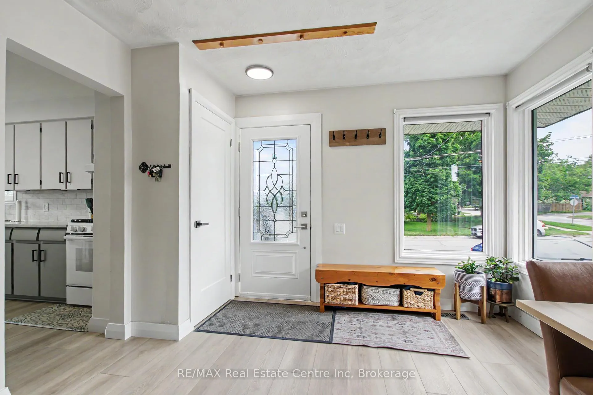 Photo 5 of 37 Ottawa Crescent, Guelph, St. George's — HOMEH