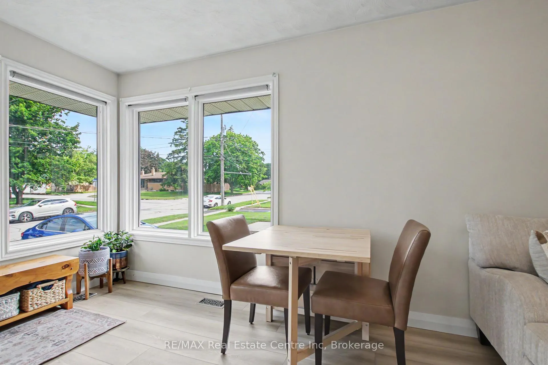 Photo 8 of 37 Ottawa Crescent, Guelph, St. George's — HOMEH