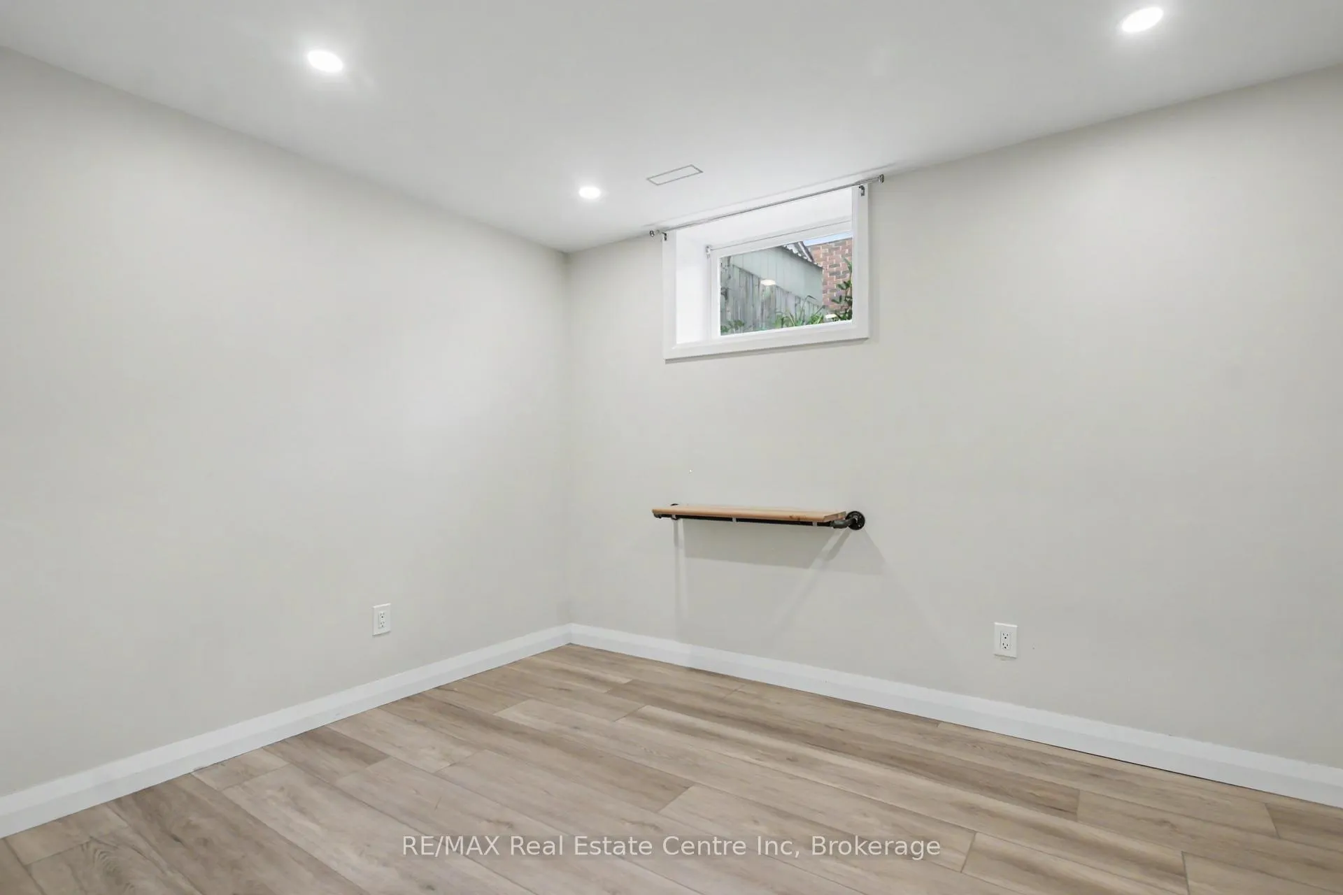 Photo 26 of 37 Ottawa Crescent, Guelph, St. George's — HOMEH