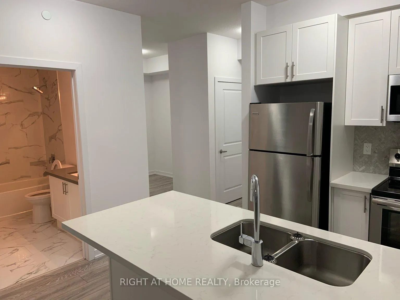 Photo 6 of Unit 519, 125 Shoreview Place, Hamilton, Lakeshore — HOMEH