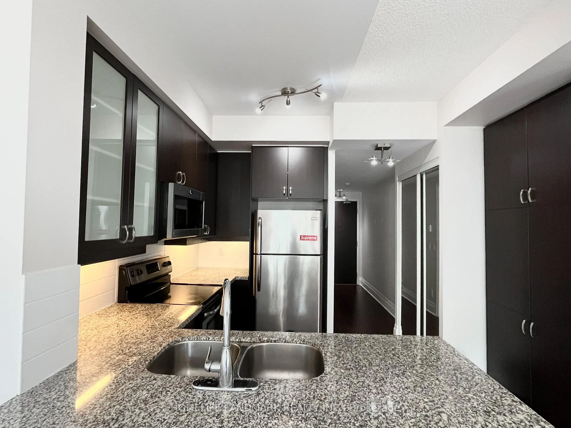 Photo 3 of Unit 905, 111 Upper Duke Crescent, Markham, Unionville — HOMEH