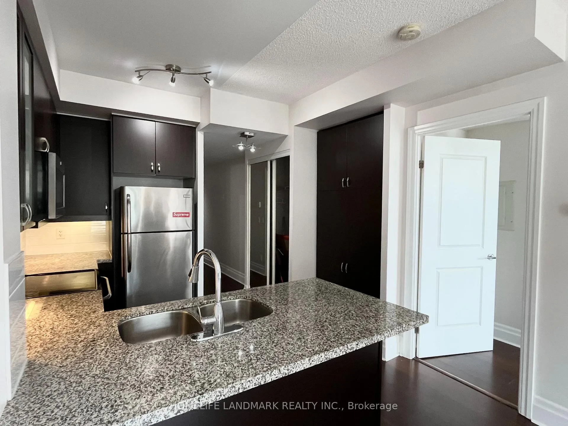 Photo 5 of Unit 905, 111 Upper Duke Crescent, Markham, Unionville — HOMEH