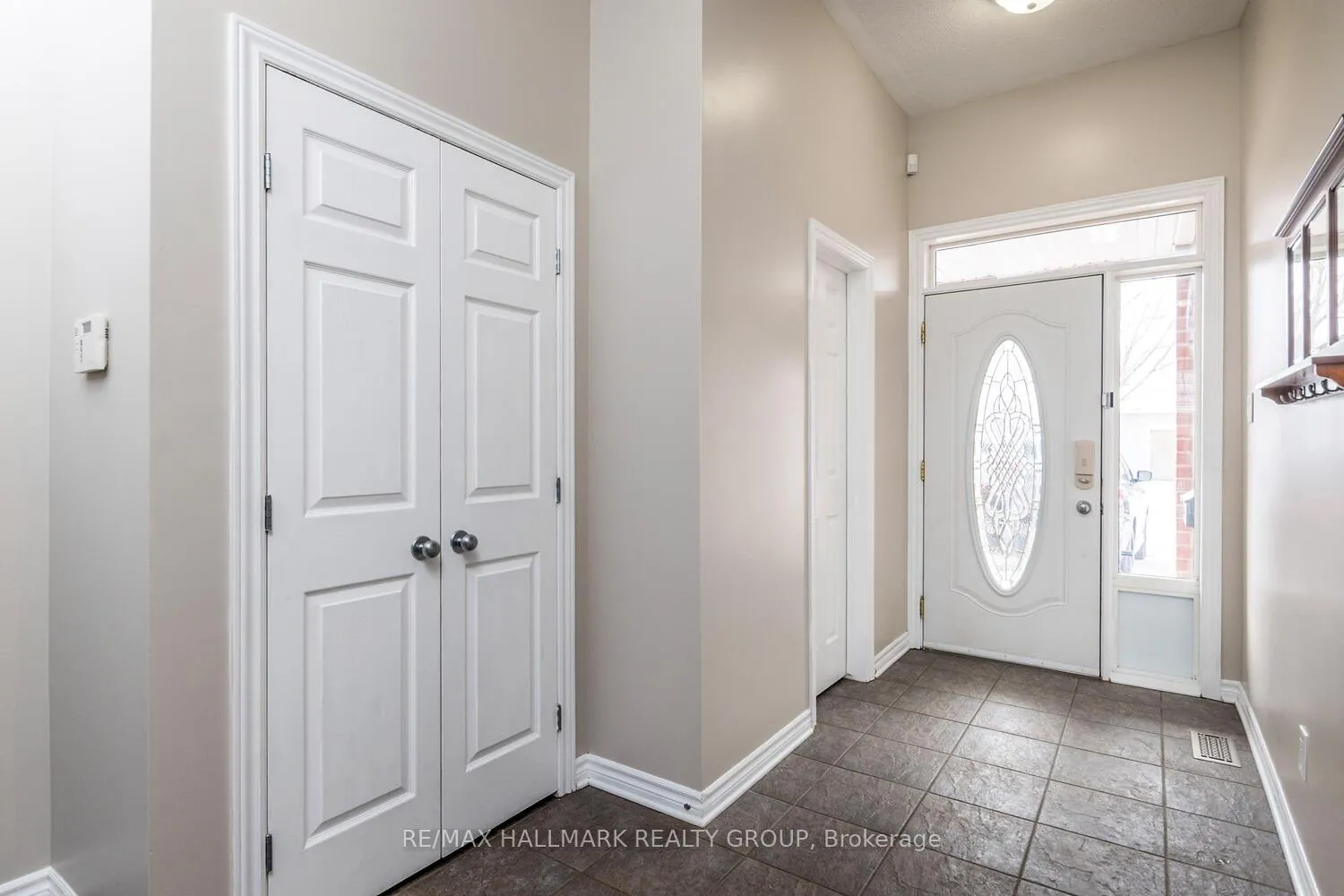 Photo 4 of 266 Horseshoe Crescent, Ottawa, Stittsville (North) — HOMEH