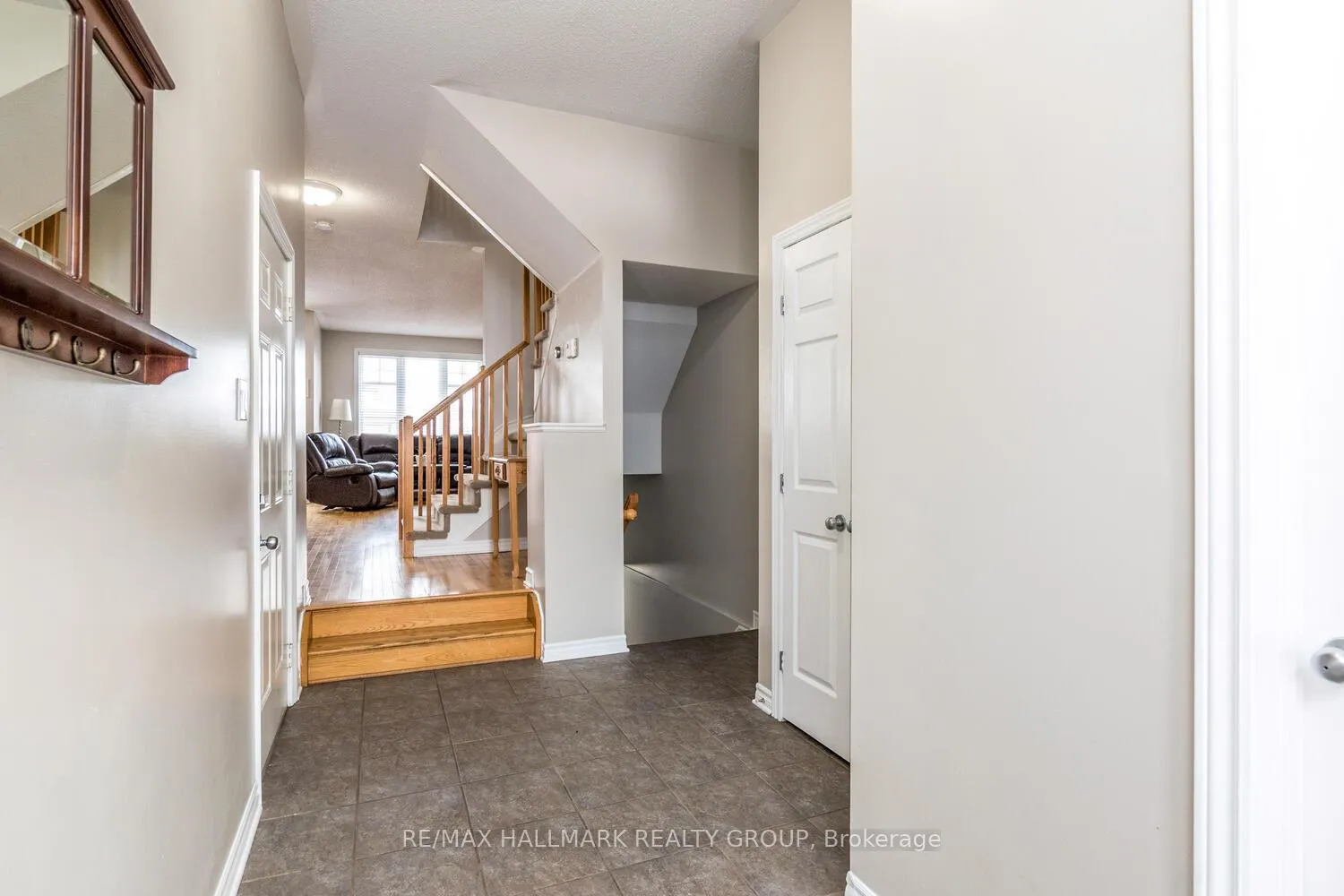 Photo 5 of 266 Horseshoe Crescent, Ottawa, Stittsville (North) — HOMEH