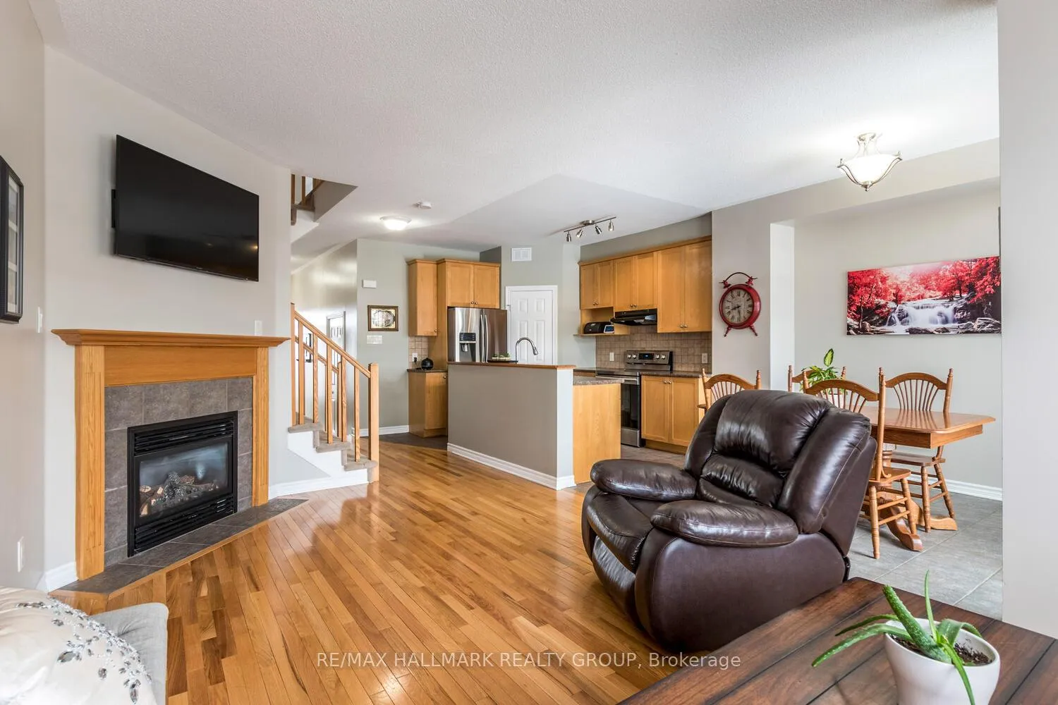 Photo 8 of 266 Horseshoe Crescent, Ottawa, Stittsville (North) — HOMEH
