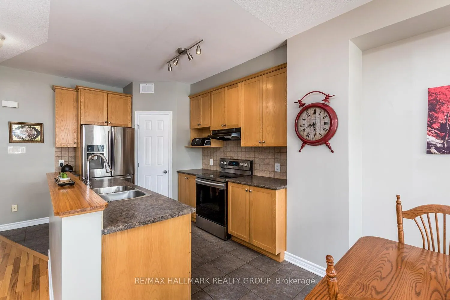 Photo 10 of 266 Horseshoe Crescent, Ottawa, Stittsville (North) — HOMEH