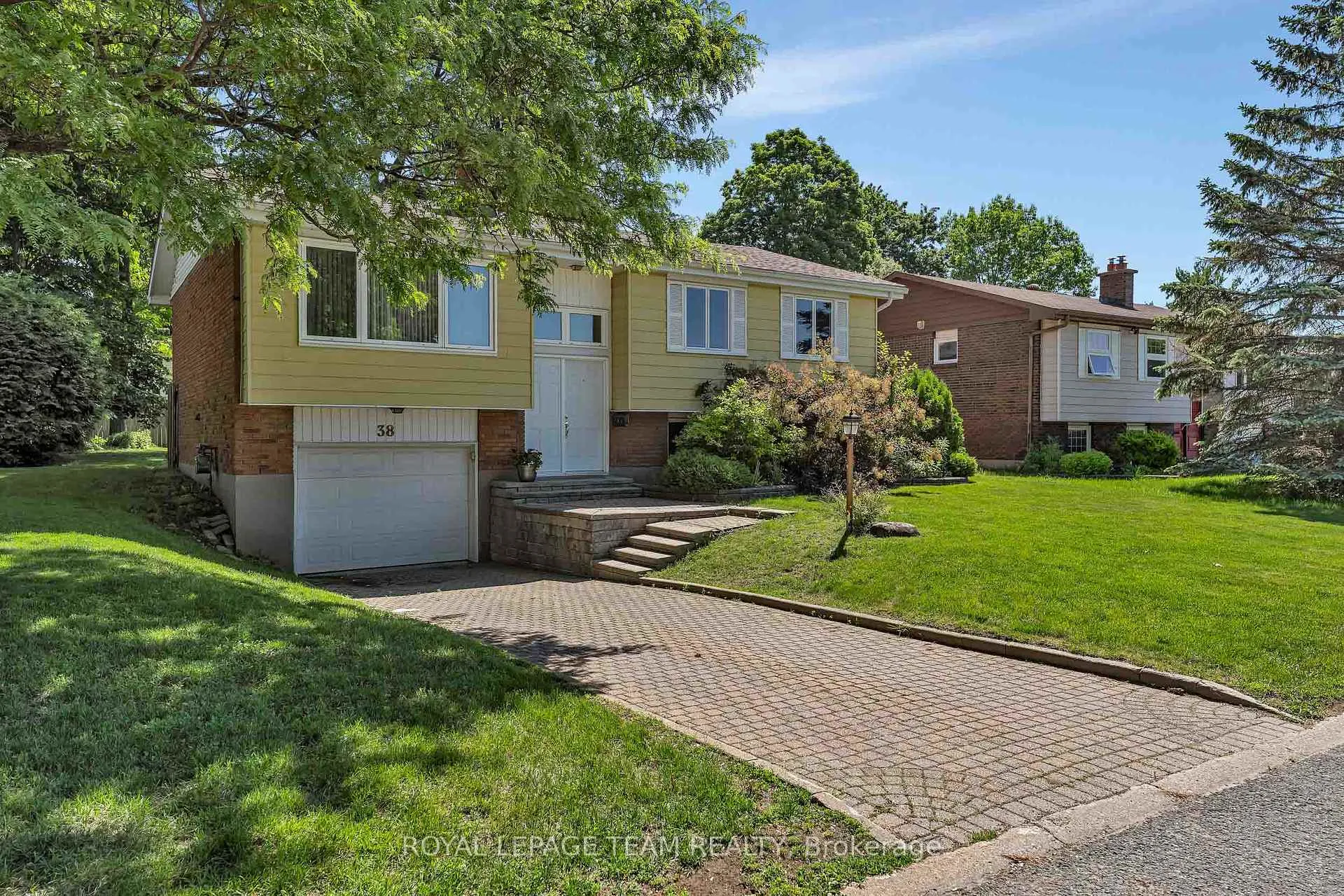 Photo 2 of 38 Elmbank Crescent, Ottawa, Meadowlands/St. Claire Gardens — HOMEH