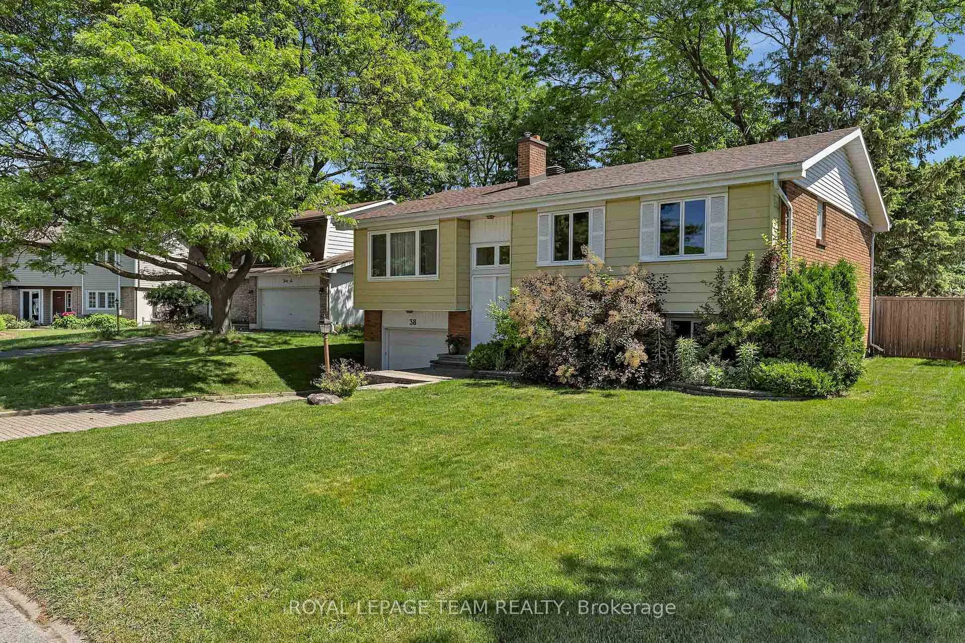 Photo 3 of 38 Elmbank Crescent, Ottawa, Meadowlands/St. Claire Gardens — HOMEH