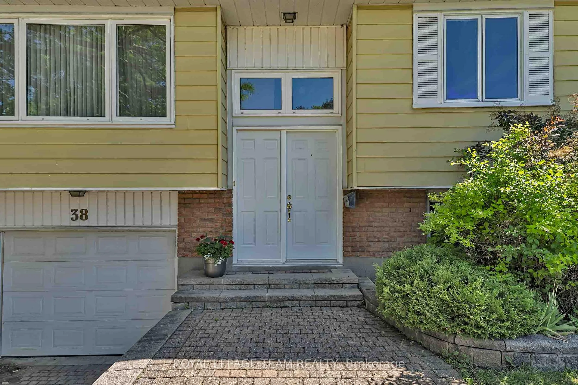 Photo 4 of 38 Elmbank Crescent, Ottawa, Meadowlands/St. Claire Gardens — HOMEH