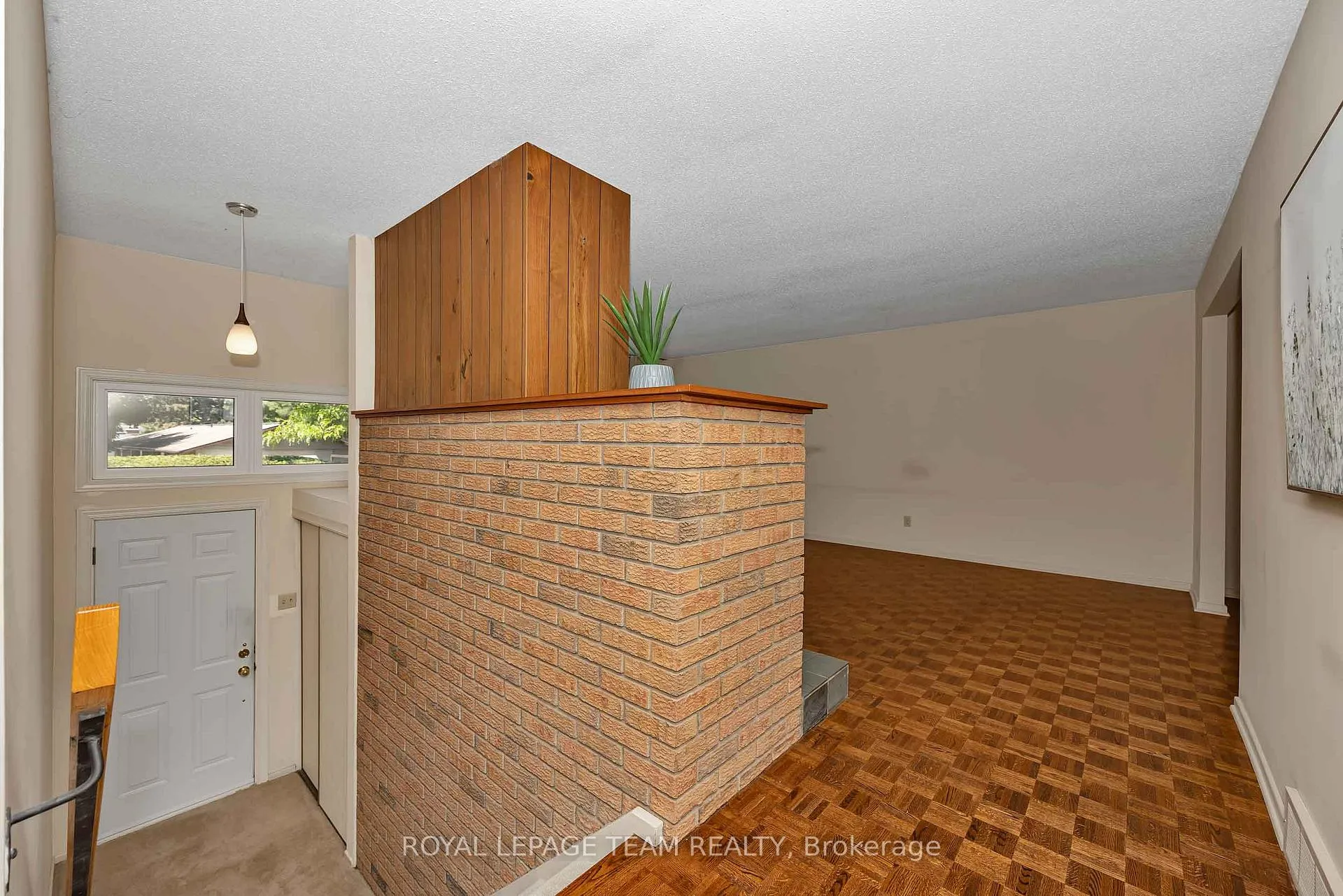 Photo 5 of 38 Elmbank Crescent, Ottawa, Meadowlands/St. Claire Gardens — HOMEH