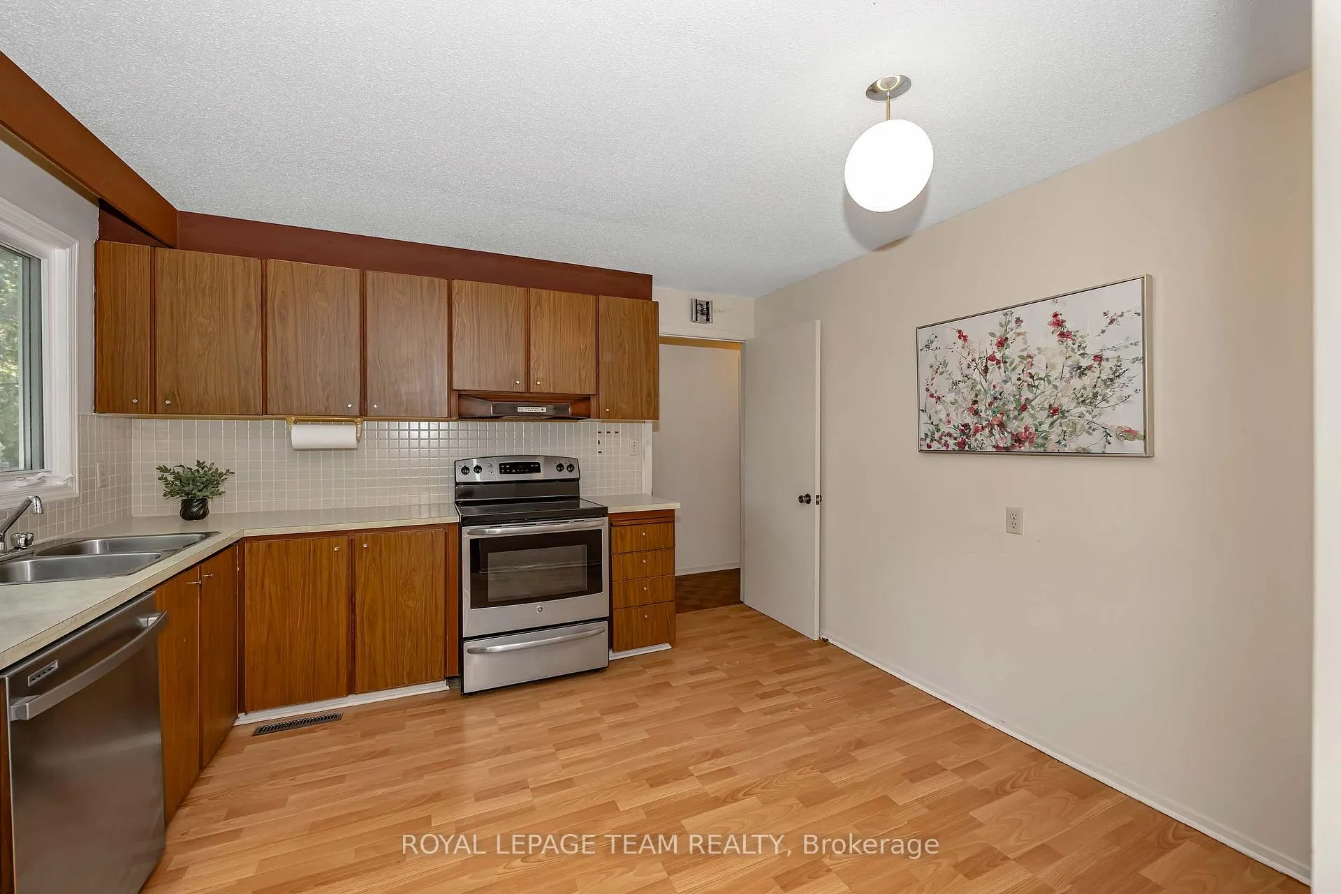 Photo 11 of 38 Elmbank Crescent, Ottawa, Meadowlands/St. Claire Gardens — HOMEH