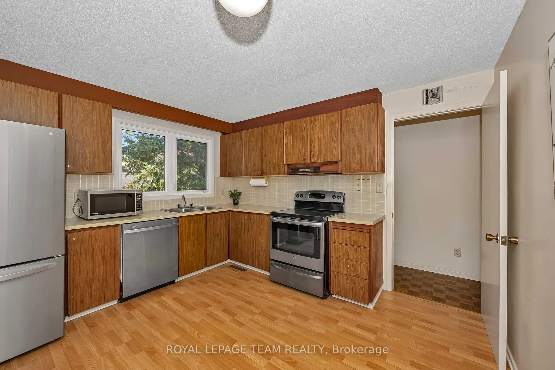 Photo 12 of 38 Elmbank Crescent, Ottawa, Meadowlands/St. Claire Gardens — HOMEH