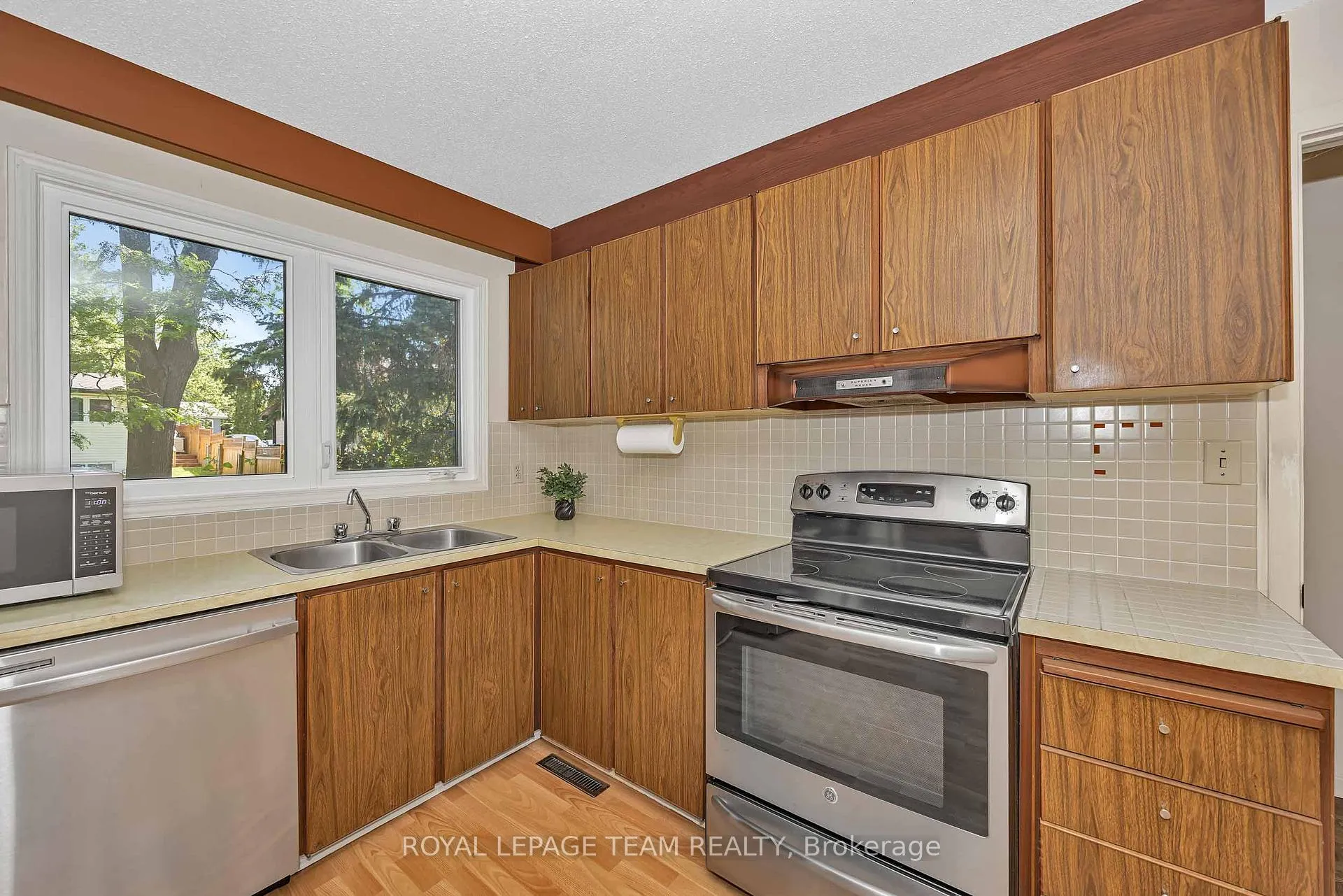 Photo 13 of 38 Elmbank Crescent, Ottawa, Meadowlands/St. Claire Gardens — HOMEH