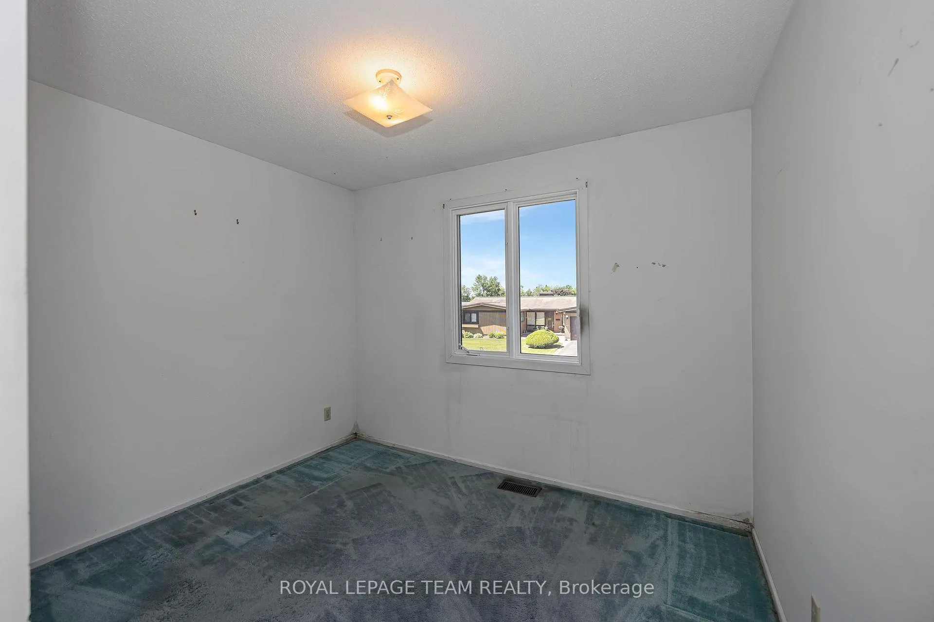 Photo 22 of 38 Elmbank Crescent, Ottawa, Meadowlands/St. Claire Gardens — HOMEH