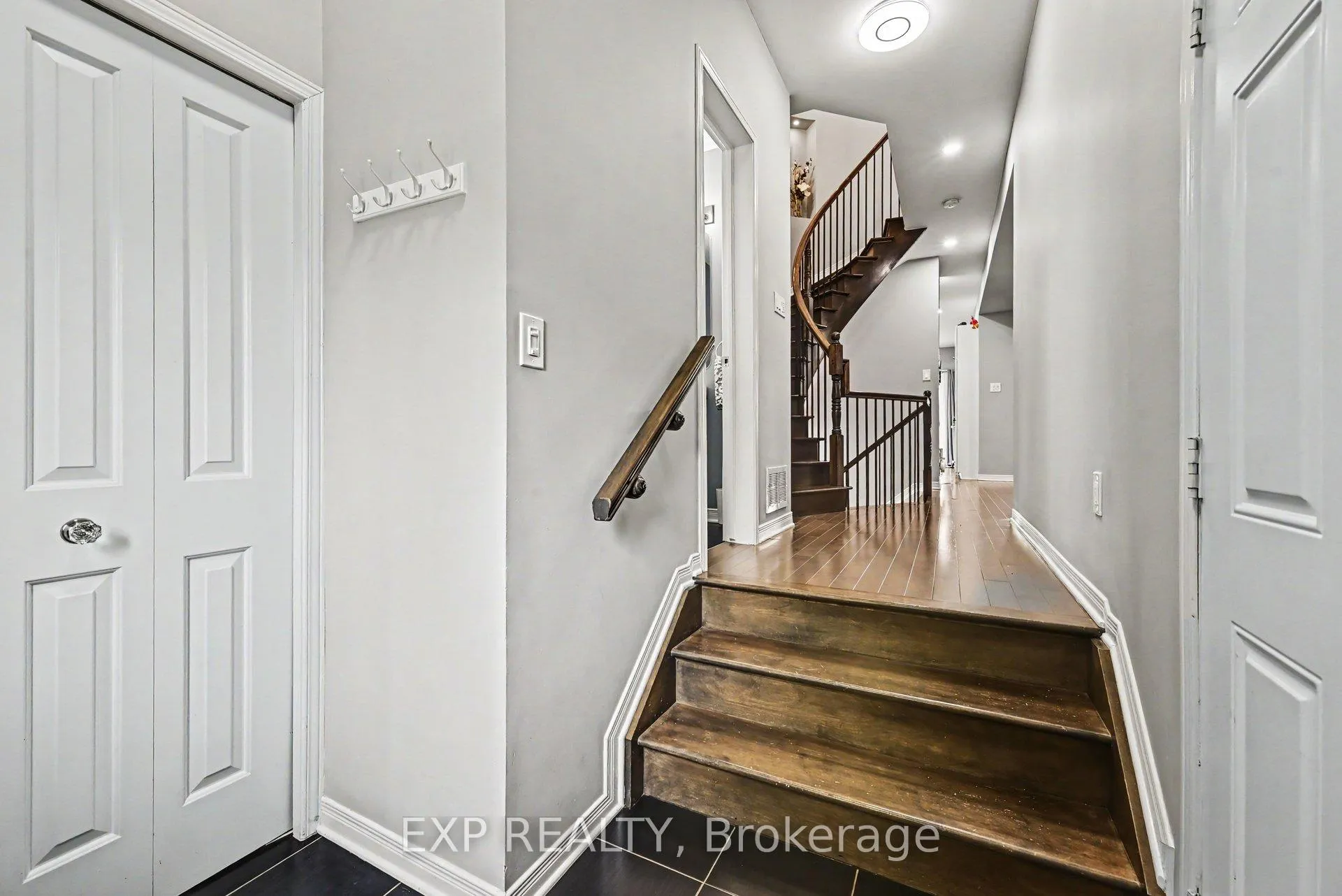 Photo 2 of 930 Torovin Private, Ottawa, Pineview — HOMEH