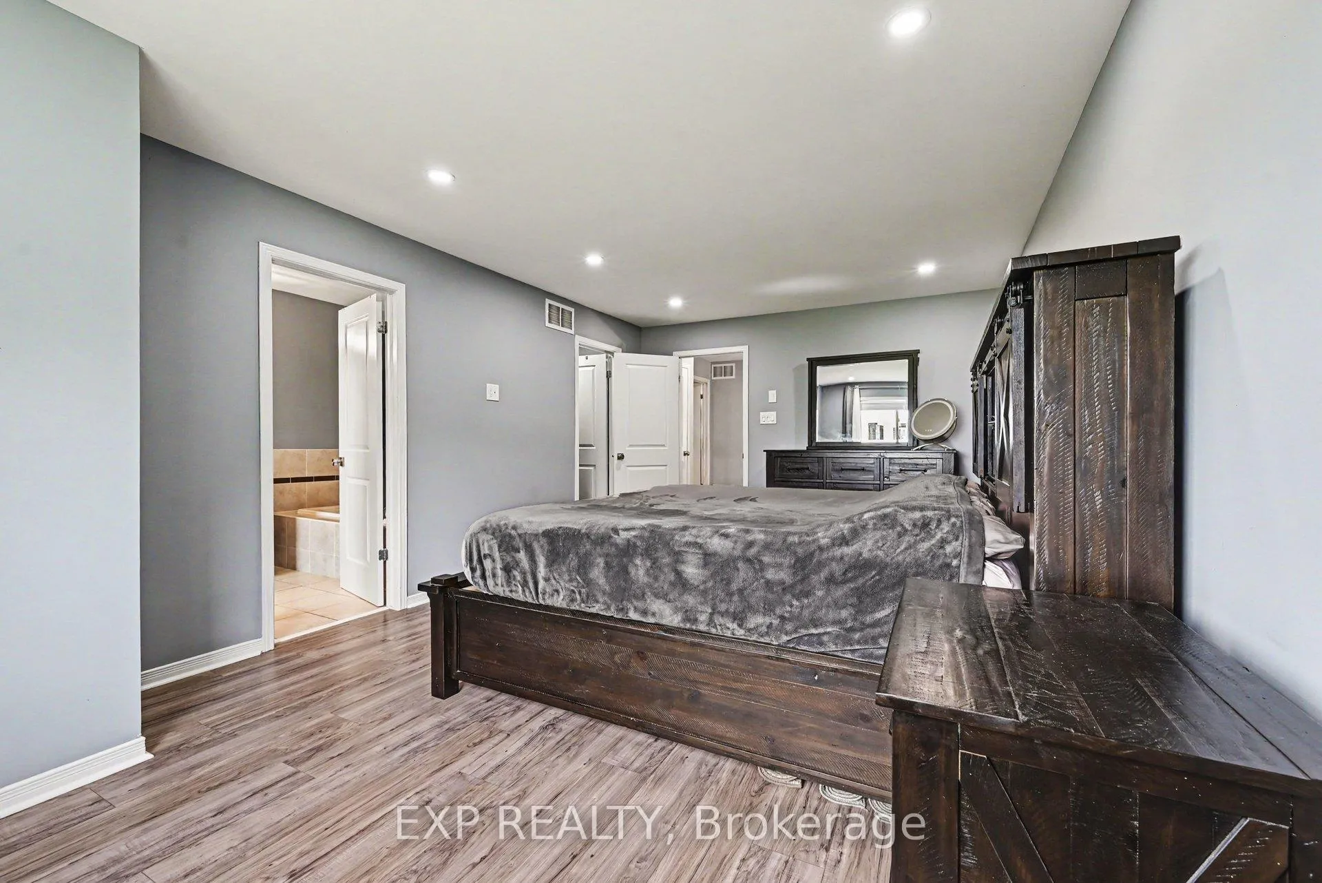 Photo 12 of 930 Torovin Private, Ottawa, Pineview — HOMEH