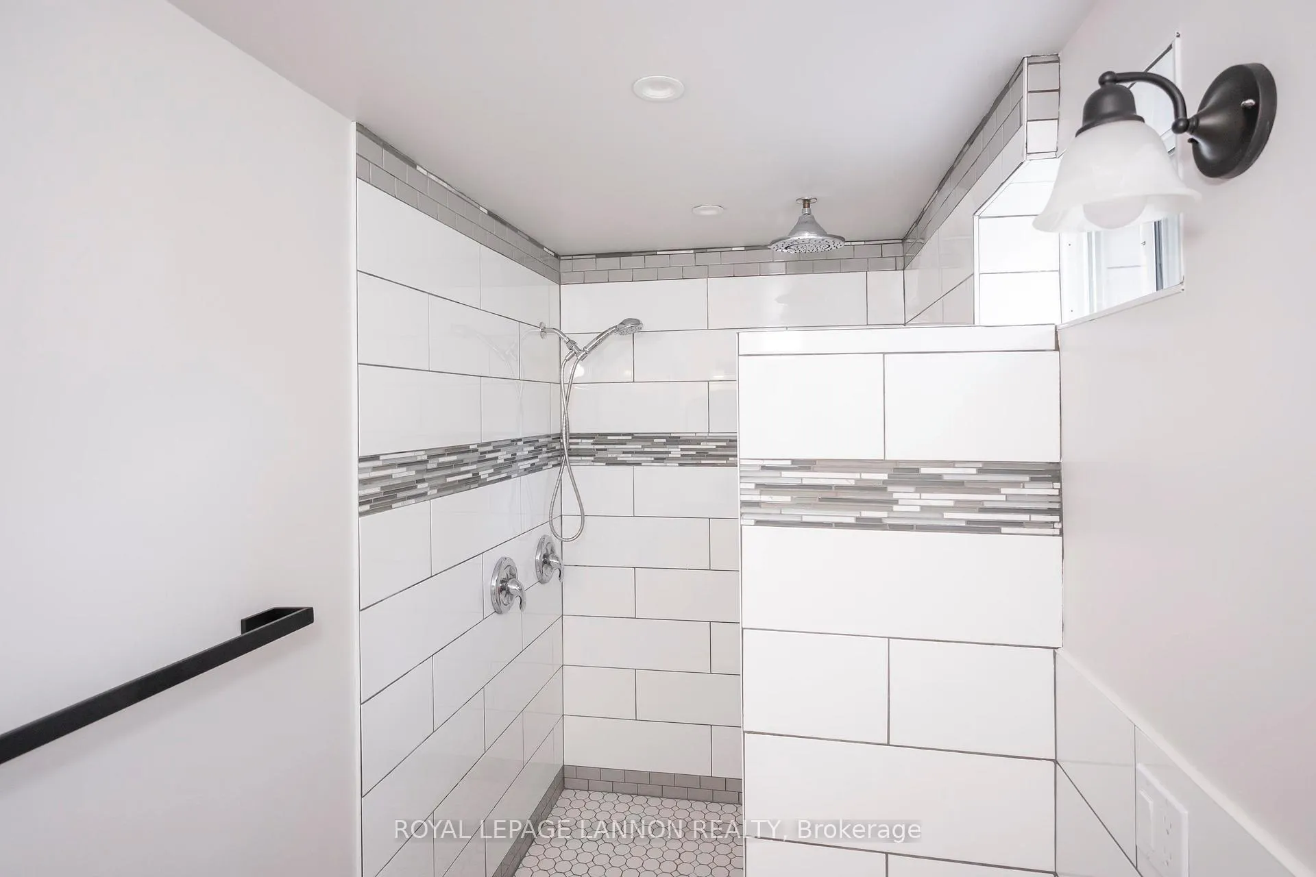 Photo 35 of 124 Riverview Dr W, Thunder Bay, Edgewater Park — HOMEH