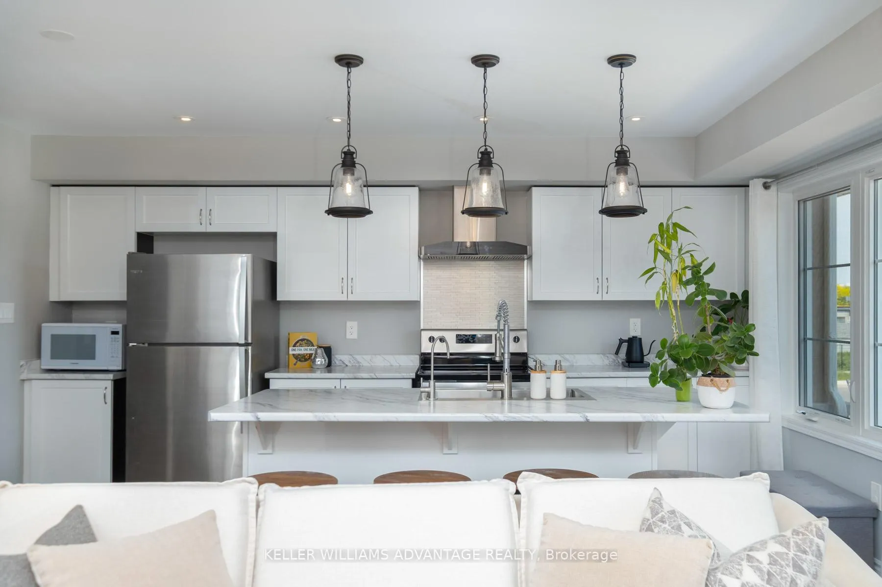 Photo 9 of 98 Howe Avenue, Scarborough, Clairlea-Birchmount — HOMEH