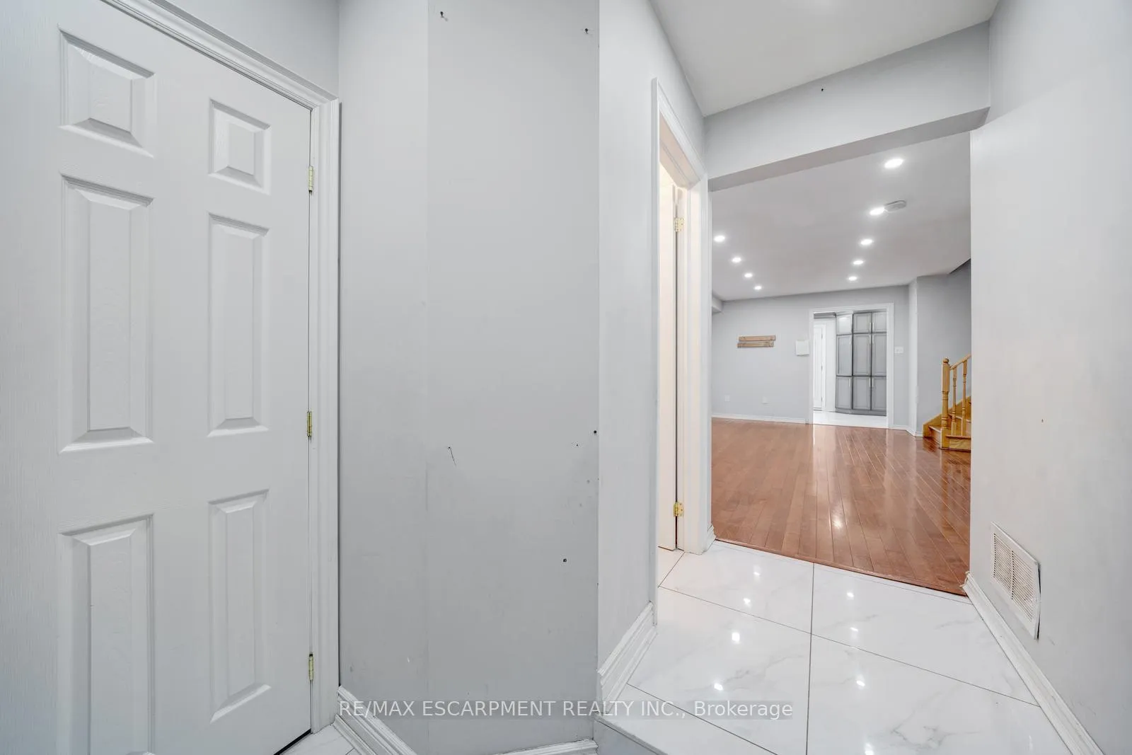 Photo 3 of 84 Andriana Crescent, Markham, Box Grove — HOMEH