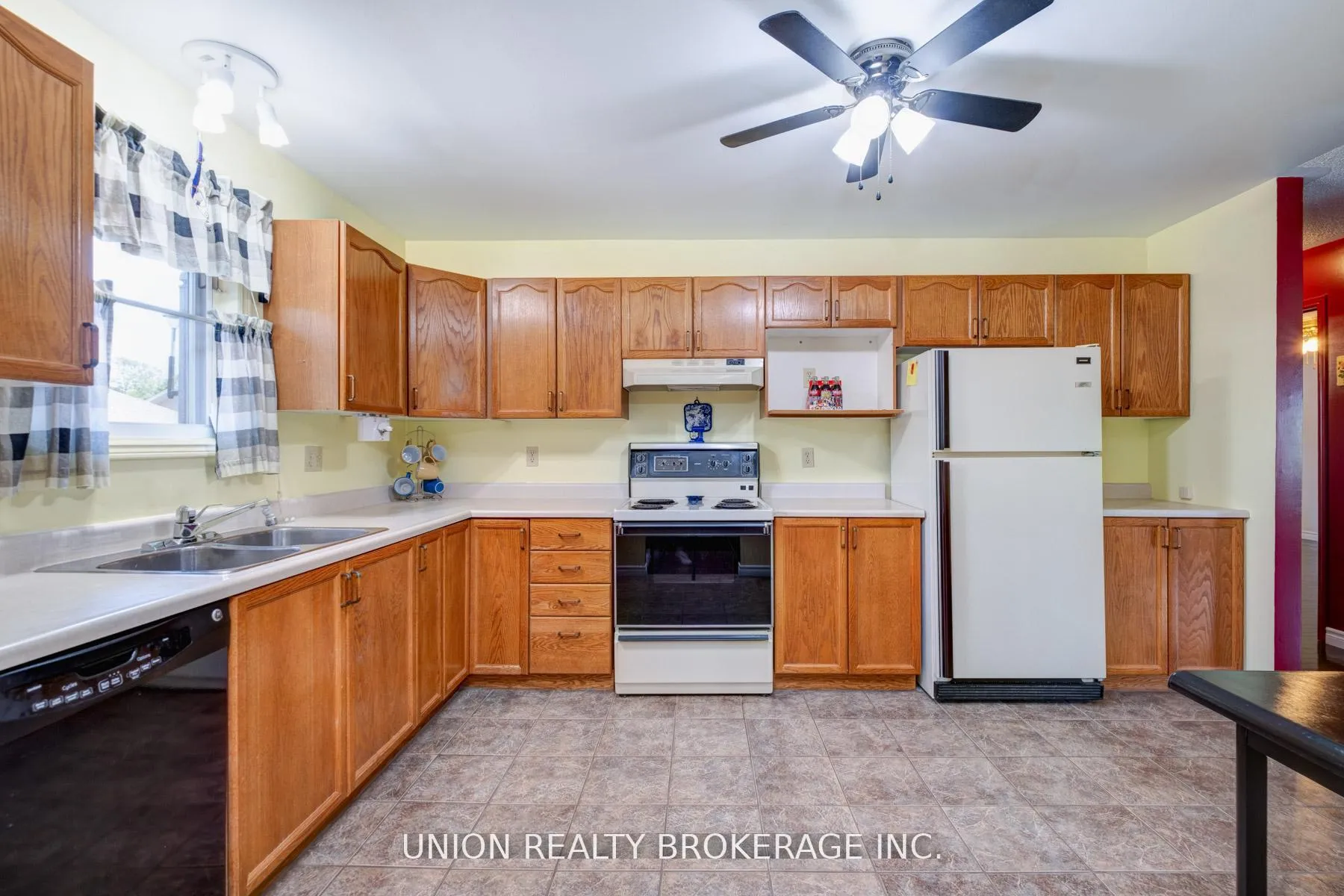 Photo 11 of 18 Birch Crescent, Kawartha Lakes, Bobcaygeon — HOMEH