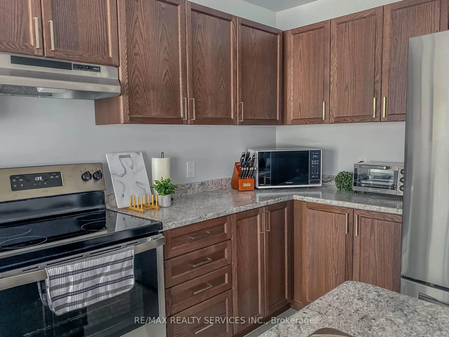 Photo 4 of 6763 Cropp Street E, Niagara Falls, Morrison — HOMEH