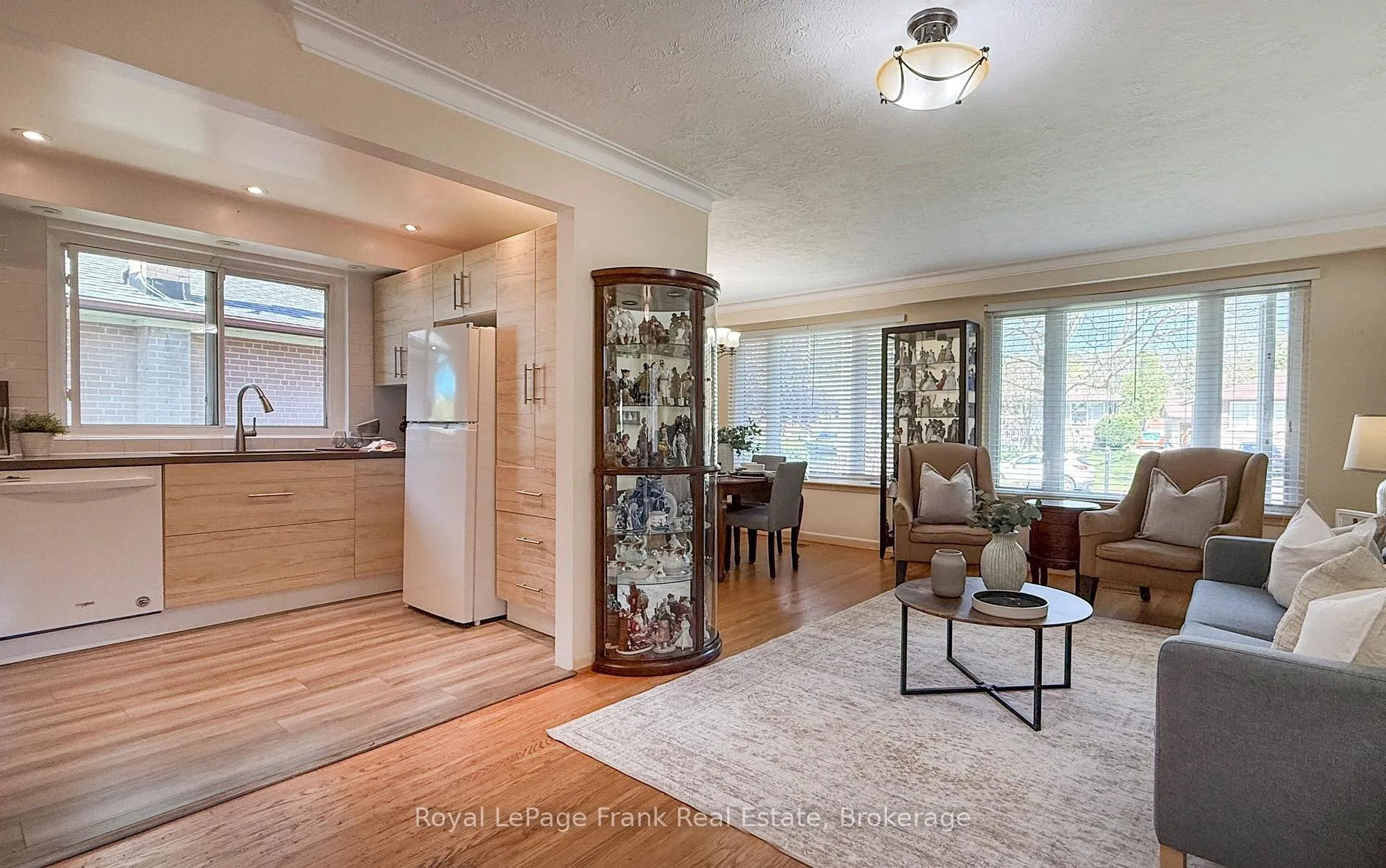 Photo 4 of 336 Viewmount Street, Oshawa, Donevan — HOMEH