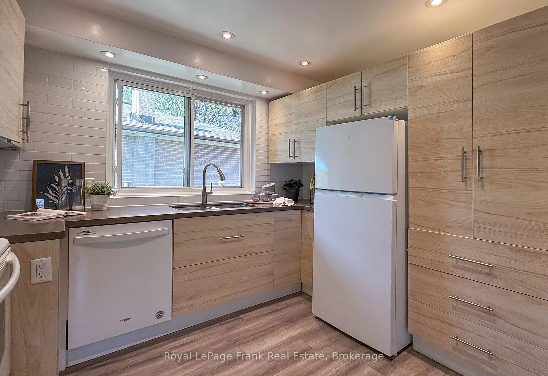 Photo 9 of 336 Viewmount Street, Oshawa, Donevan — HOMEH