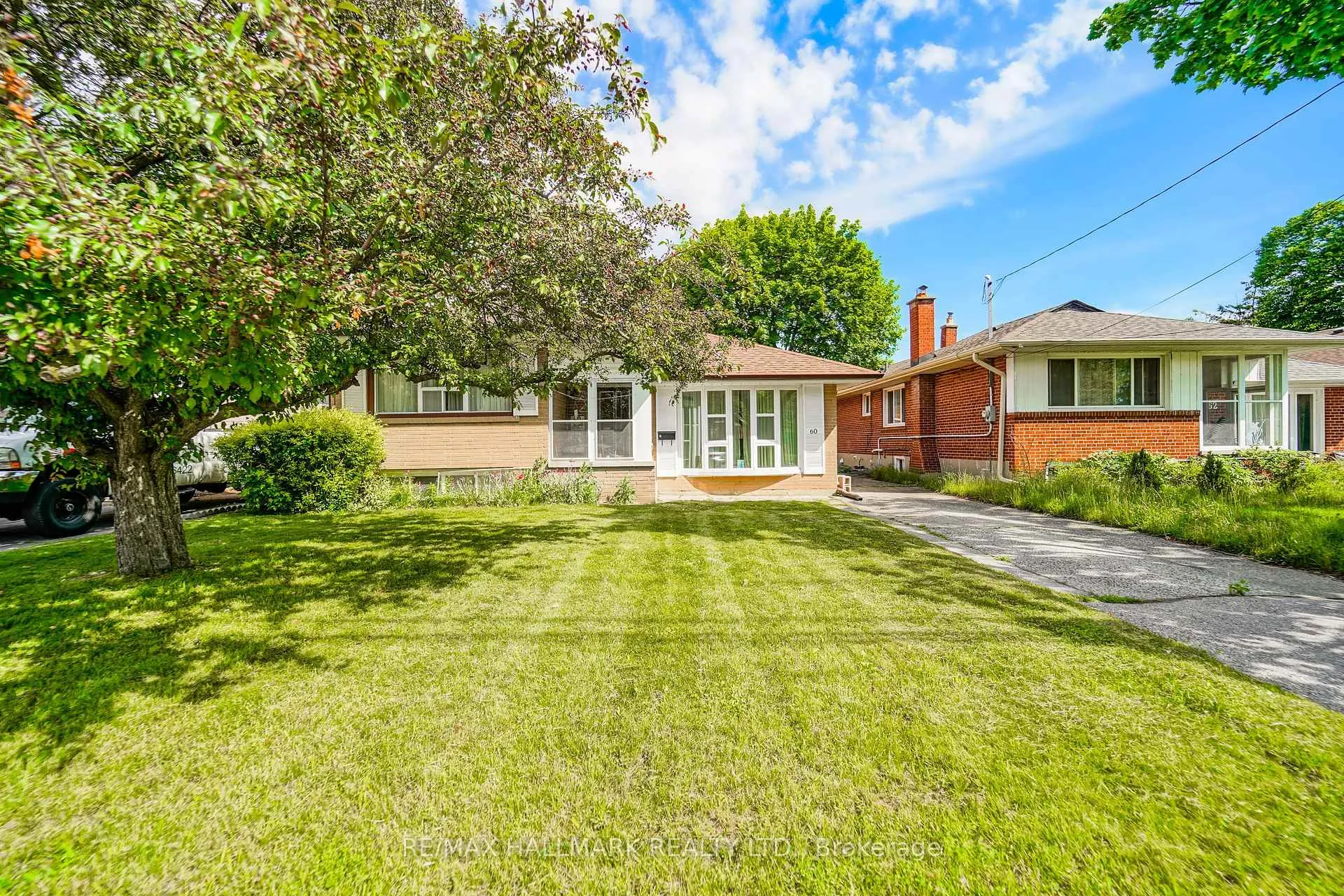Photo 4 of 60 Vradenberg Drive, Scarborough, Tam O'Shanter-Sullivan — HOMEH