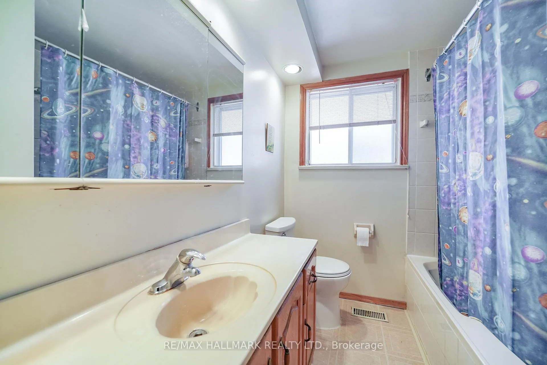 Photo 25 of 60 Vradenberg Drive, Scarborough, Tam O'Shanter-Sullivan — HOMEH