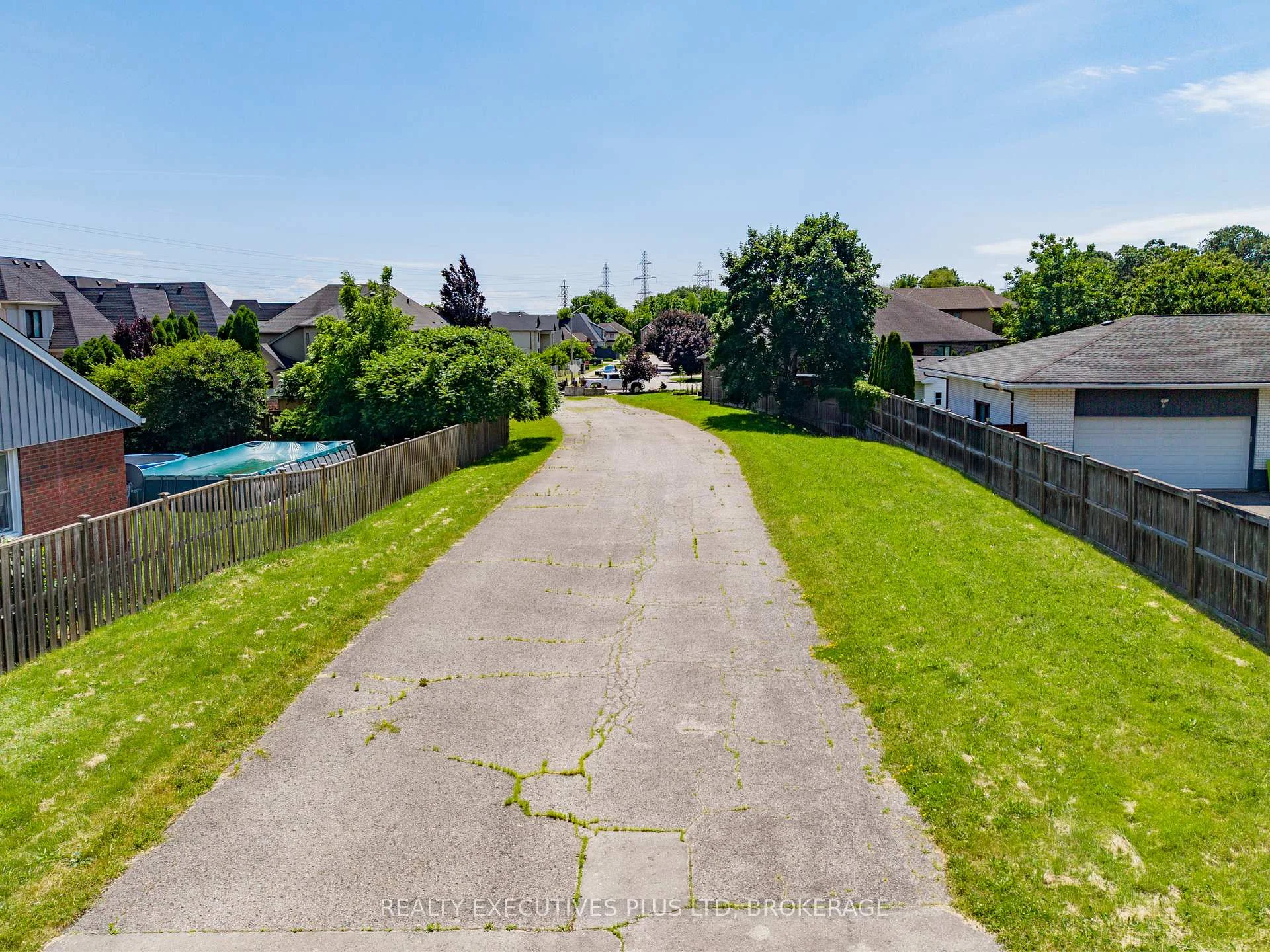 Photo 3 of 2441 Colangelo Drive, Niagara Falls, Stamford — HOMEH