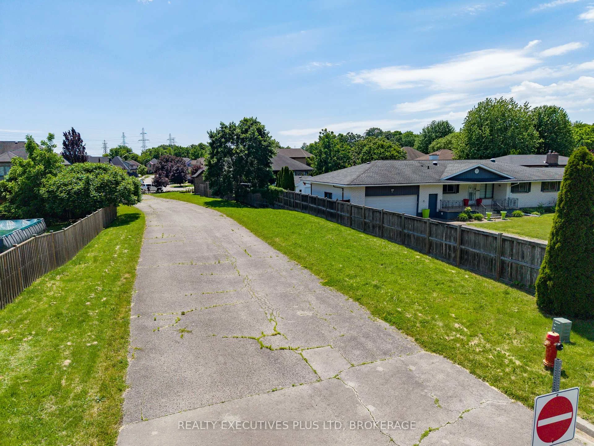 Photo 4 of 2441 Colangelo Drive, Niagara Falls, Stamford — HOMEH