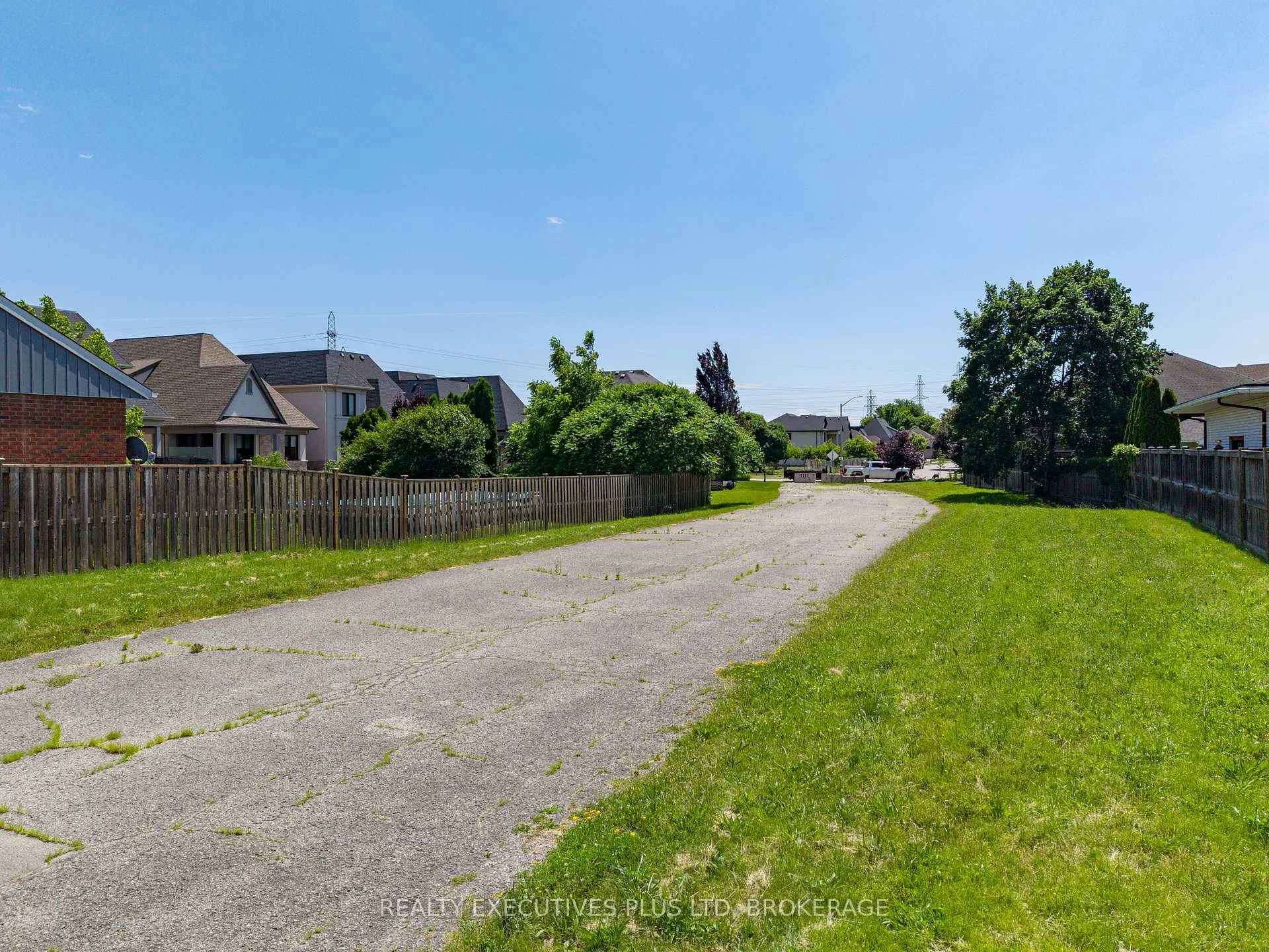 Photo 7 of 2441 Colangelo Drive, Niagara Falls, Stamford — HOMEH