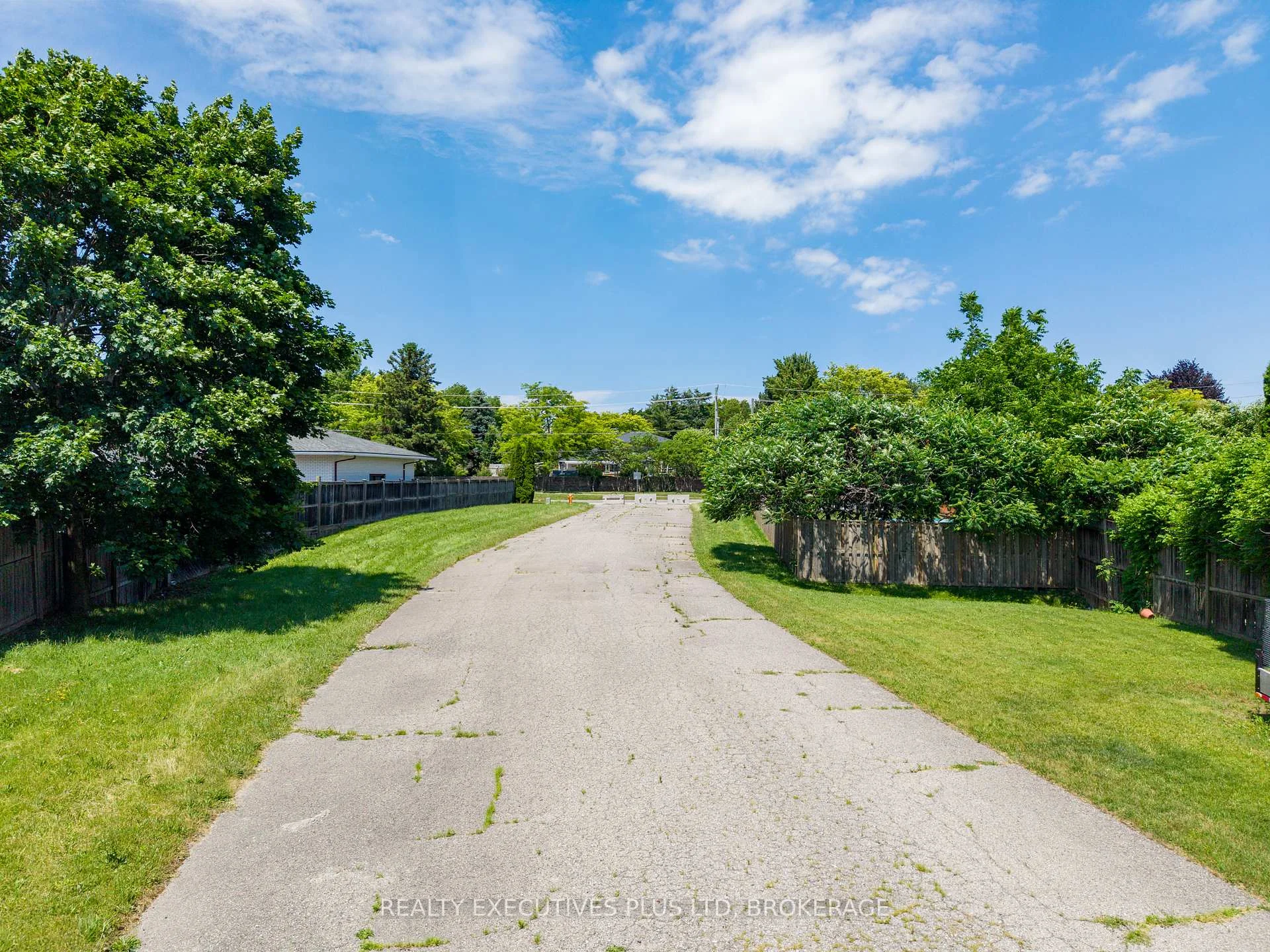 Photo 8 of 2441 Colangelo Drive, Niagara Falls, Stamford — HOMEH